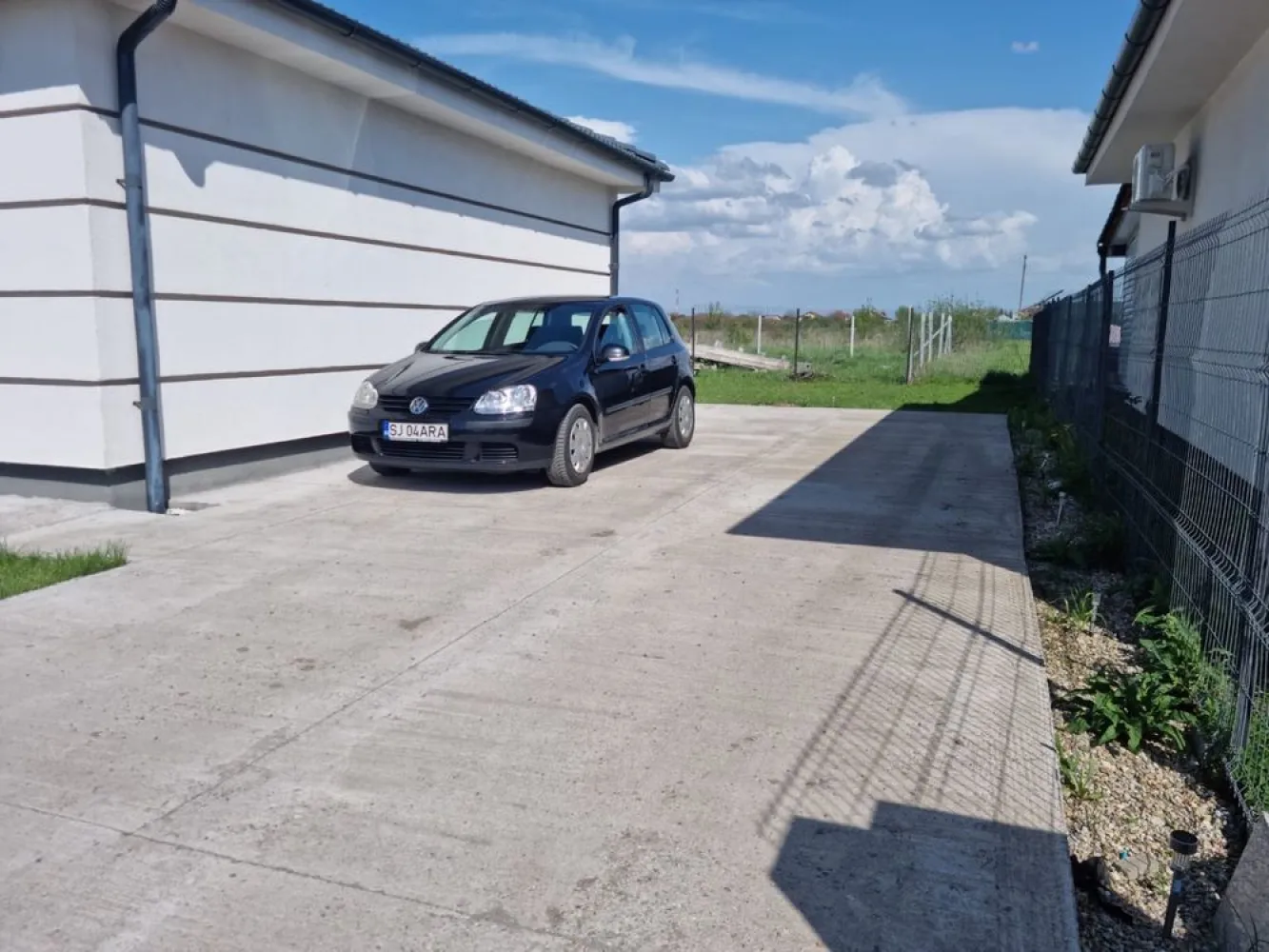 BRASADAS vinde casa NOUA zona Lucian Blaga - Agenția imobiliara BRASADAS vinde casa construita in 2024 in zona Lucian Blaga cu 3 dormitoare ( 2 mobilate 1 cu dressing) si 2 băi ( o baie semifinisată)
Suprafata utila 118mp si teren aferent 5 ari.
