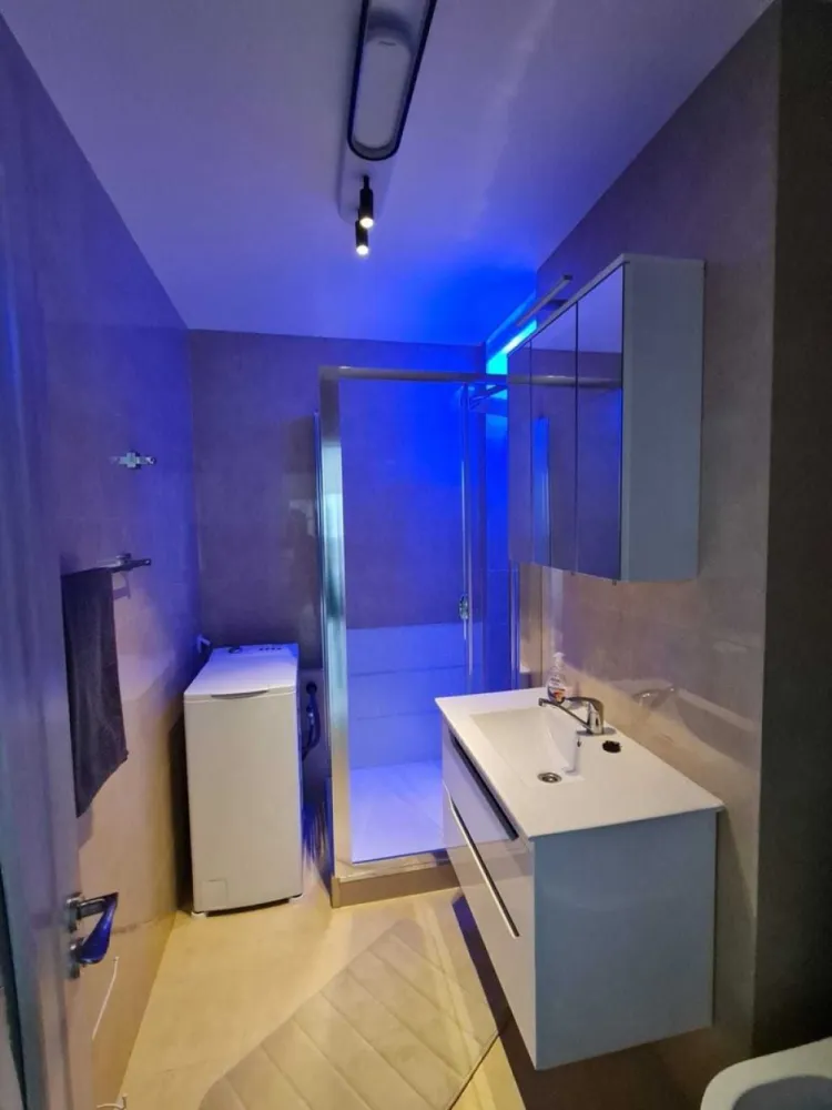 PROPRIETAR ofer spre închiriere ap 2 camere decomandat cf 1, bd UNIRII - UNICAT. apartament 2 camere decomandat, bdul Unirii fântâni, la 200 m de Palatul Parlamentului. vedere pe fata. apartamentul este situat la etajul 6/7 si este renovat si dotat complet. extrem de curat + electrocasnice absolut noi, la prima utilizare. 
scara este foarte curata si vecini de buna calitate.
Doresc seriozitate mai presus de orice!
închiriere doar pe termen lung si minim 2 luni garanție.
in cazul nefericit in care se depășește termenul de plata a chiriei si respectiv întreținerii/utilităților cu 30 zile, automat se va rezilia contractul si se va executa garanția.
Lucrurile trebuie sa fie extrem de clare de la bun început, iar viitorii chiriași tb sa si înțeleagă foarte bine atat drepturile cat si obligațiile. electrocasnicele au garantie 5 ani, insa in caz de defectiuni este datoria chiriasului sa se ocupe de remediarea acestora. orice distrugere de orice fel al obiectelor din apartament vor fi remediate urgent de catre chiriasi.
chiriasii vor face contract separat pentru cablu tv/internet.
asa dupa cum noi am investit resurse si munca fizica pentru a aduce apartamentul la un standard ridicat, dorim ca si dvs sa respectati efortul nostru si relatia dintre proprietar vs chirias va fi una excelenta. 
EXCLUS INTERMEDIARI
EXCLUS SUBINCHIRIERE
EXCLUS VIDEOCHAT SAU ALTE PROSTII

Multumesc