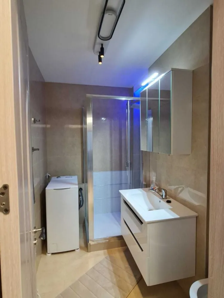 PROPRIETAR ofer spre închiriere ap 2 camere decomandat cf 1, bd UNIRII - UNICAT. apartament 2 camere decomandat, bdul Unirii fântâni, la 200 m de Palatul Parlamentului. vedere pe fata. apartamentul este situat la etajul 6/7 si este renovat si dotat complet. extrem de curat + electrocasnice absolut noi, la prima utilizare. 
scara este foarte curata si vecini de buna calitate.
Doresc seriozitate mai presus de orice!
închiriere doar pe termen lung si minim 2 luni garanție.
in cazul nefericit in care se depășește termenul de plata a chiriei si respectiv întreținerii/utilităților cu 30 zile, automat se va rezilia contractul si se va executa garanția.
Lucrurile trebuie sa fie extrem de clare de la bun început, iar viitorii chiriași tb sa si înțeleagă foarte bine atat drepturile cat si obligațiile. electrocasnicele au garantie 5 ani, insa in caz de defectiuni este datoria chiriasului sa se ocupe de remediarea acestora. orice distrugere de orice fel al obiectelor din apartament vor fi remediate urgent de catre chiriasi.
chiriasii vor face contract separat pentru cablu tv/internet.
asa dupa cum noi am investit resurse si munca fizica pentru a aduce apartamentul la un standard ridicat, dorim ca si dvs sa respectati efortul nostru si relatia dintre proprietar vs chirias va fi una excelenta. 
EXCLUS INTERMEDIARI
EXCLUS SUBINCHIRIERE
EXCLUS VIDEOCHAT SAU ALTE PROSTII

Multumesc