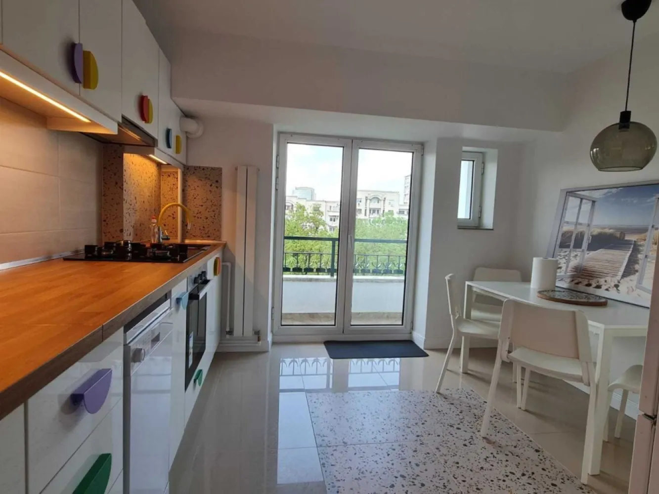 PROPRIETAR ofer spre închiriere ap 2 camere decomandat cf 1, bd UNIRII - UNICAT. apartament 2 camere decomandat, bdul Unirii fântâni, la 200 m de Palatul Parlamentului. vedere pe fata. apartamentul este situat la etajul 6/7 si este renovat si dotat complet. extrem de curat + electrocasnice absolut noi, la prima utilizare. 
scara este foarte curata si vecini de buna calitate.
Doresc seriozitate mai presus de orice!
închiriere doar pe termen lung si minim 2 luni garanție.
in cazul nefericit in care se depășește termenul de plata a chiriei si respectiv întreținerii/utilităților cu 30 zile, automat se va rezilia contractul si se va executa garanția.
Lucrurile trebuie sa fie extrem de clare de la bun început, iar viitorii chiriași tb sa si înțeleagă foarte bine atat drepturile cat si obligațiile. electrocasnicele au garantie 5 ani, insa in caz de defectiuni este datoria chiriasului sa se ocupe de remediarea acestora. orice distrugere de orice fel al obiectelor din apartament vor fi remediate urgent de catre chiriasi.
chiriasii vor face contract separat pentru cablu tv/internet.
asa dupa cum noi am investit resurse si munca fizica pentru a aduce apartamentul la un standard ridicat, dorim ca si dvs sa respectati efortul nostru si relatia dintre proprietar vs chirias va fi una excelenta. 
EXCLUS INTERMEDIARI
EXCLUS SUBINCHIRIERE
EXCLUS VIDEOCHAT SAU ALTE PROSTII

Multumesc