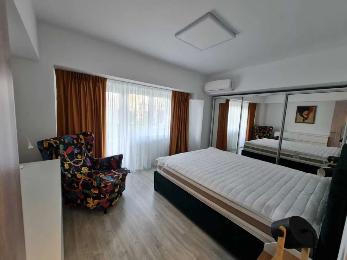 PROPRIETAR ofer spre închiriere ap 2 camere decomandat cf 1, bd UNIRII - UNICAT. apartament 2 camere decomandat, bdul Unirii fântâni, la 200 m de Palatul Parlamentului. vedere pe fata. apartamentul este situat la etajul 6/7 si este renovat si dotat complet. extrem de curat + electrocasnice absolut noi, la prima utilizare. 
scara este foarte curata si vecini de buna calitate.
Doresc seriozitate mai presus de orice!
închiriere doar pe termen lung si minim 2 luni garanție.
in cazul nefericit in care se depășește termenul de plata a chiriei si respectiv întreținerii/utilităților cu 30 zile, automat se va rezilia contractul si se va executa garanția.
Lucrurile trebuie sa fie extrem de clare de la bun început, iar viitorii chiriași tb sa si înțeleagă foarte bine atat drepturile cat si obligațiile. electrocasnicele au garantie 5 ani, insa in caz de defectiuni este datoria chiriasului sa se ocupe de remediarea acestora. orice distrugere de orice fel al obiectelor din apartament vor fi remediate urgent de catre chiriasi.
chiriasii vor face contract separat pentru cablu tv/internet.
asa dupa cum noi am investit resurse si munca fizica pentru a aduce apartamentul la un standard ridicat, dorim ca si dvs sa respectati efortul nostru si relatia dintre proprietar vs chirias va fi una excelenta. 
EXCLUS INTERMEDIARI
EXCLUS SUBINCHIRIERE
EXCLUS VIDEOCHAT SAU ALTE PROSTII

Multumesc