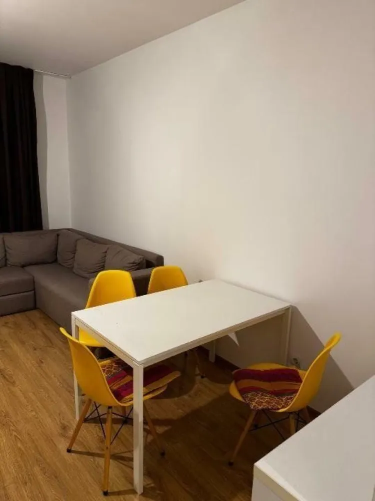 Proprietar - Vand apartament 2 camere mobilat la 5 minute de metrou Jiului - Vand apartament 2 camere, utilat si mobilat complet.
Apartamentul este situat la 5 minute de mers pe jos de metrou Jiului si are urmatoarele caracteristici:
- Centrala proprie noua
- Este situat la etajul 3/3
- 2 aparate de aer conditionat performante
- balcon 2 mp deschis
- bucataria se vinde cu tot cu electrocasnice (cuptor, plita, frigider cu combina si masina de spalat rufe)
- exista foarte multe spatii de depozitare situate in: hol, living, dormitor
- plase de tantari la toate geamurile
- canapeaua din living este extensibilia
- apartamentul are geamuri termopan
- usa metalica la intrare
- bloc construit in 2014

Pentru orice fel de detalii va rog sa ma contactati! 
Fara agentii imobiliare, caut si ofer maxima seriozitate!