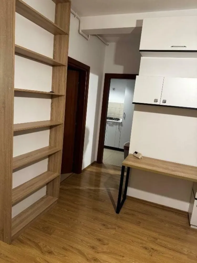 Proprietar - Vand apartament 2 camere mobilat la 5 minute de metrou Jiului - Vand apartament 2 camere, utilat si mobilat complet.
Apartamentul este situat la 5 minute de mers pe jos de metrou Jiului si are urmatoarele caracteristici:
- Centrala proprie noua
- Este situat la etajul 3/3
- 2 aparate de aer conditionat performante
- balcon 2 mp deschis
- bucataria se vinde cu tot cu electrocasnice (cuptor, plita, frigider cu combina si masina de spalat rufe)
- exista foarte multe spatii de depozitare situate in: hol, living, dormitor
- plase de tantari la toate geamurile
- canapeaua din living este extensibilia
- apartamentul are geamuri termopan
- usa metalica la intrare
- bloc construit in 2014

Pentru orice fel de detalii va rog sa ma contactati! 
Fara agentii imobiliare, caut si ofer maxima seriozitate!