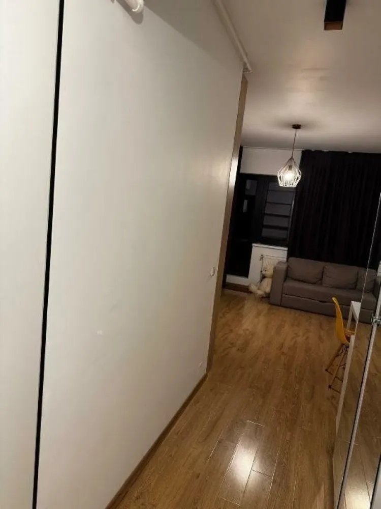 Proprietar - Vand apartament 2 camere mobilat la 5 minute de metrou Jiului - Vand apartament 2 camere, utilat si mobilat complet.
Apartamentul este situat la 5 minute de mers pe jos de metrou Jiului si are urmatoarele caracteristici:
- Centrala proprie noua
- Este situat la etajul 3/3
- 2 aparate de aer conditionat performante
- balcon 2 mp deschis
- bucataria se vinde cu tot cu electrocasnice (cuptor, plita, frigider cu combina si masina de spalat rufe)
- exista foarte multe spatii de depozitare situate in: hol, living, dormitor
- plase de tantari la toate geamurile
- canapeaua din living este extensibilia
- apartamentul are geamuri termopan
- usa metalica la intrare
- bloc construit in 2014

Pentru orice fel de detalii va rog sa ma contactati! 
Fara agentii imobiliare, caut si ofer maxima seriozitate!