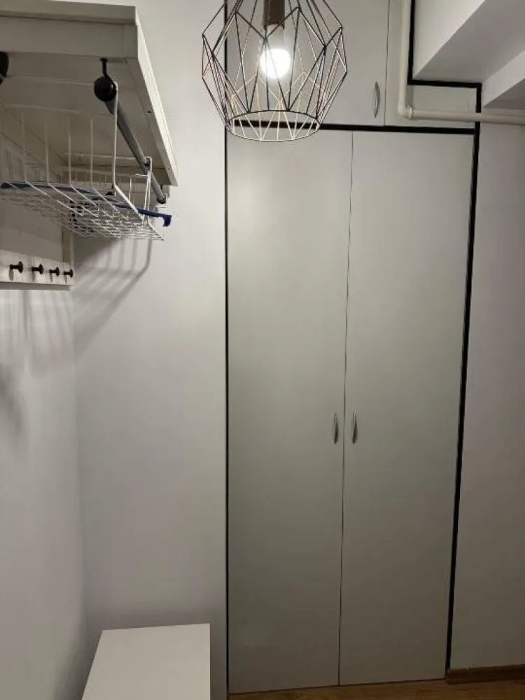 Proprietar - Vand apartament 2 camere mobilat la 5 minute de metrou Jiului - Vand apartament 2 camere, utilat si mobilat complet.
Apartamentul este situat la 5 minute de mers pe jos de metrou Jiului si are urmatoarele caracteristici:
- Centrala proprie noua
- Este situat la etajul 3/3
- 2 aparate de aer conditionat performante
- balcon 2 mp deschis
- bucataria se vinde cu tot cu electrocasnice (cuptor, plita, frigider cu combina si masina de spalat rufe)
- exista foarte multe spatii de depozitare situate in: hol, living, dormitor
- plase de tantari la toate geamurile
- canapeaua din living este extensibilia
- apartamentul are geamuri termopan
- usa metalica la intrare
- bloc construit in 2014

Pentru orice fel de detalii va rog sa ma contactati! 
Fara agentii imobiliare, caut si ofer maxima seriozitate!