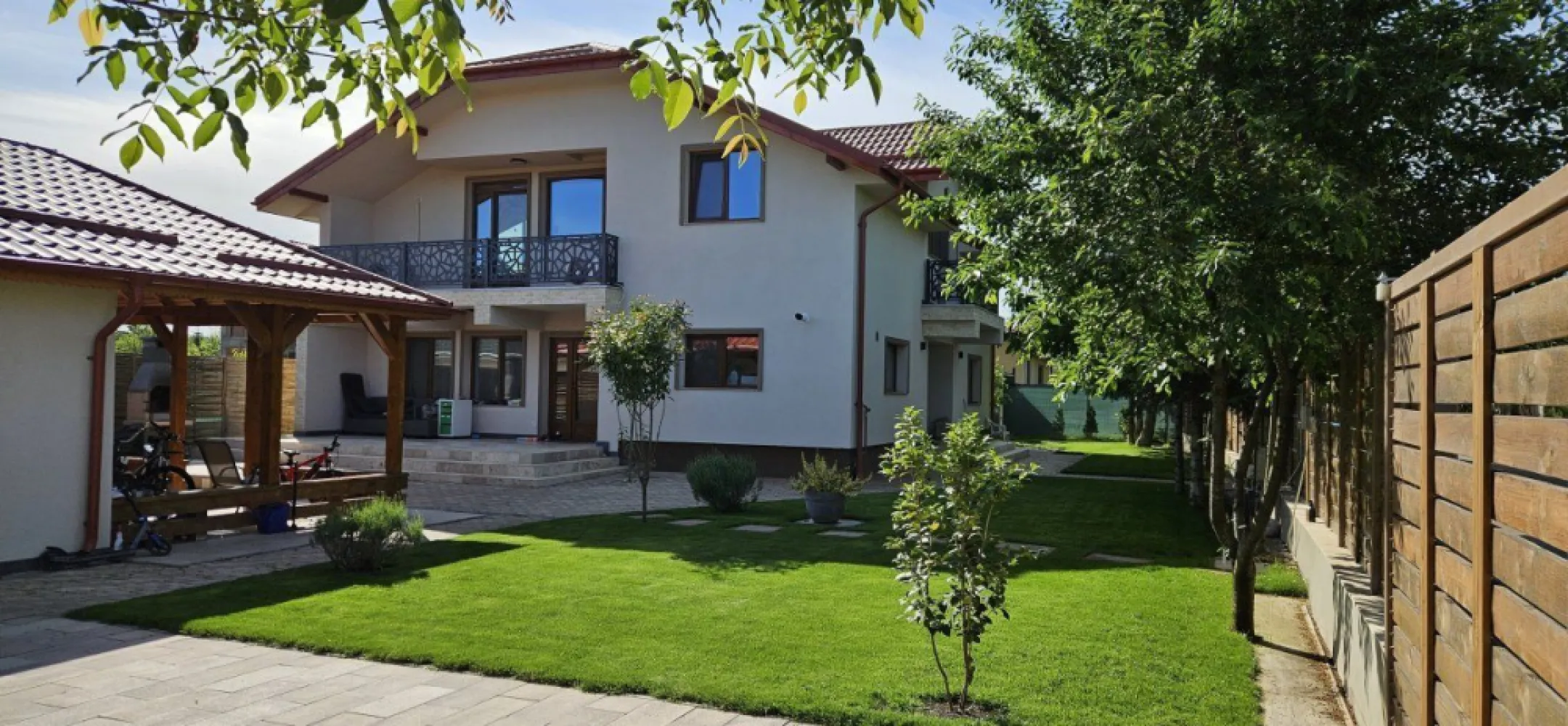 Casă Snagov - Casă superbă în Sat Snagov, suprafața utila de 224 mp, deschidere la drum asfaltat 34 ml, curte complet amenajată cu sistem irigații automatizat și vegetație adultă, porți cu telecomanda, garaj de 35mp cu terasă adiacenta de 23 și grup sanitar. 
La parter găsim o bucătărie generoasă, un living, 2 dormitoare și o baie.
La etaj avem 3 dormitoare spațioase, o baie, un living mare și două balcoane.
Toate utilitățile(gaz, curent, apă + canal) inclusiv apă puț pentru irigații, locație liniștită dar foarte bine servită. 
Se vinde complet utilată și mobilată.
Totul este nou, mobilat pe măsură. 
Vă așteptăm la vizionare!