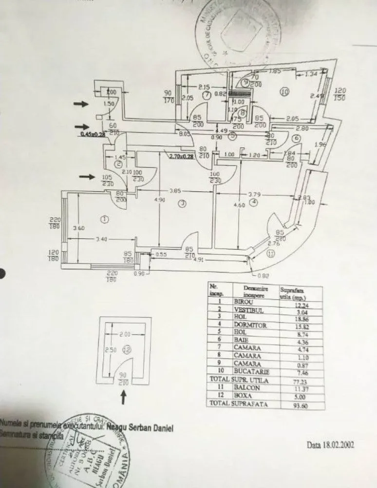 Apartament 3 camere Gradina Icoanei - Se ofera spre vanzare acest apartament, construit in perioada interbelica de arhitectul Marcel Maller, in anul 1939.
Pozitionarea este excelenta, la doar 8-9 minute distanta de mers pe jos de Metrou Universitate sau Blocul Scala - Bd. Magheru, 5 minute de Gradina Icoanei, Parcul Ioanid si Teatrul Bulandra, 4 minute de Piata Gemeni si Mega Image Concept.
Vederea spre exterior este superba, asupra intregii intersectii, unde regasiti cladiri de patrimoniu deosebite.
La iesirea din bloc sunt amplasate 2 statii STB - 16, 605 pe o latura si 311 pe alta latura.

Apartamentul are 3 camere, este decomandat, spatios (85 mp utili), dispune de 2 balcoane, o camera de serviciu (in apartament) si centrala proprie noua, precum si de o boxa proprie la subsol.
Extrem de versatil, aranajamentul interior este circular, pentru unele spatii existand posibilitate de reconversie din punct de vedere utilitate.
Sunt disponibile multe spatii destinate depozitarii, altele putand fi reconfigurate.

Toate actele sunt in regula si la zi, exista un singur proprietar, persoana fizica.
Imobilul este incadrat RS2, se poate asigura si poate fi inchiriat in regim legal atat pe termen lung cat si pe termen scurt sau in sistem Airbnb.
Blocul a fost consolidat la inceputul anilor '80 de catre Institutul Proiect Bucuresti, arhiva institutului fiind detinuta acum de Primaria Generala Bucuresti. Lucrarile de consolidare sunt vizibile atat la exteriorul blocului, in interiorul apartamentelor, dar si in subsol.

Va stau la dispozitie telefonic pentru detalii si astept la vizionari. Oferta este deschisa si catre agentii imobiliare sau agenti independenti.