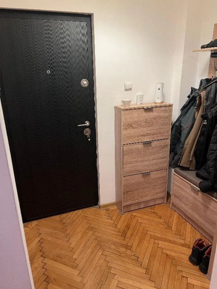 Apartament 3 camere Gradina Icoanei - Se ofera spre vanzare acest apartament, construit in perioada interbelica de arhitectul Marcel Maller, in anul 1939.
Pozitionarea este excelenta, la doar 8-9 minute distanta de mers pe jos de Metrou Universitate sau Blocul Scala - Bd. Magheru, 5 minute de Gradina Icoanei, Parcul Ioanid si Teatrul Bulandra, 4 minute de Piata Gemeni si Mega Image Concept.
Vederea spre exterior este superba, asupra intregii intersectii, unde regasiti cladiri de patrimoniu deosebite.
La iesirea din bloc sunt amplasate 2 statii STB - 16, 605 pe o latura si 311 pe alta latura.

Apartamentul are 3 camere, este decomandat, spatios (85 mp utili), dispune de 2 balcoane, o camera de serviciu (in apartament) si centrala proprie noua, precum si de o boxa proprie la subsol.
Extrem de versatil, aranajamentul interior este circular, pentru unele spatii existand posibilitate de reconversie din punct de vedere utilitate.
Sunt disponibile multe spatii destinate depozitarii, altele putand fi reconfigurate.

Toate actele sunt in regula si la zi, exista un singur proprietar, persoana fizica.
Imobilul este incadrat RS2, se poate asigura si poate fi inchiriat in regim legal atat pe termen lung cat si pe termen scurt sau in sistem Airbnb.
Blocul a fost consolidat la inceputul anilor '80 de catre Institutul Proiect Bucuresti, arhiva institutului fiind detinuta acum de Primaria Generala Bucuresti. Lucrarile de consolidare sunt vizibile atat la exteriorul blocului, in interiorul apartamentelor, dar si in subsol.

Va stau la dispozitie telefonic pentru detalii si astept la vizionari. Oferta este deschisa si catre agentii imobiliare sau agenti independenti.