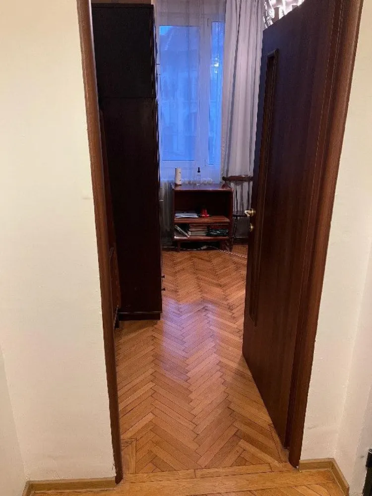 Apartament 3 camere Gradina Icoanei - Se ofera spre vanzare acest apartament, construit in perioada interbelica de arhitectul Marcel Maller, in anul 1939.
Pozitionarea este excelenta, la doar 8-9 minute distanta de mers pe jos de Metrou Universitate sau Blocul Scala - Bd. Magheru, 5 minute de Gradina Icoanei, Parcul Ioanid si Teatrul Bulandra, 4 minute de Piata Gemeni si Mega Image Concept.
Vederea spre exterior este superba, asupra intregii intersectii, unde regasiti cladiri de patrimoniu deosebite.
La iesirea din bloc sunt amplasate 2 statii STB - 16, 605 pe o latura si 311 pe alta latura.

Apartamentul are 3 camere, este decomandat, spatios (85 mp utili), dispune de 2 balcoane, o camera de serviciu (in apartament) si centrala proprie noua, precum si de o boxa proprie la subsol.
Extrem de versatil, aranajamentul interior este circular, pentru unele spatii existand posibilitate de reconversie din punct de vedere utilitate.
Sunt disponibile multe spatii destinate depozitarii, altele putand fi reconfigurate.

Toate actele sunt in regula si la zi, exista un singur proprietar, persoana fizica.
Imobilul este incadrat RS2, se poate asigura si poate fi inchiriat in regim legal atat pe termen lung cat si pe termen scurt sau in sistem Airbnb.
Blocul a fost consolidat la inceputul anilor '80 de catre Institutul Proiect Bucuresti, arhiva institutului fiind detinuta acum de Primaria Generala Bucuresti. Lucrarile de consolidare sunt vizibile atat la exteriorul blocului, in interiorul apartamentelor, dar si in subsol.

Va stau la dispozitie telefonic pentru detalii si astept la vizionari. Oferta este deschisa si catre agentii imobiliare sau agenti independenti.
