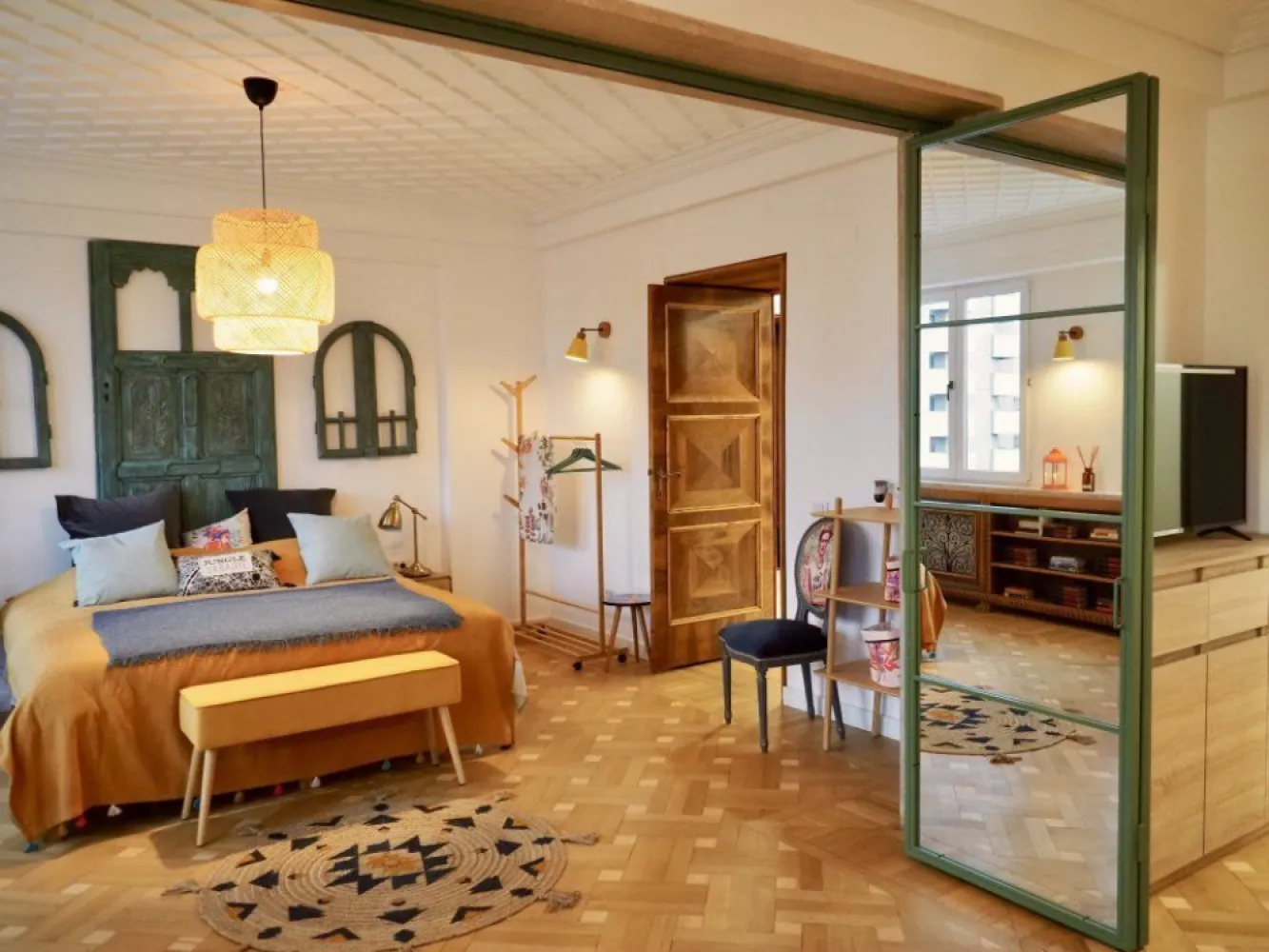 Proprietate unică la Universitate, KM 0, @ Frida Kahlo - Apartament foarte spațios, situat în cea mai centrală și boemă zonă a Bucureștiului, vă invită să-l numiți acasă! 

Este renovat în totalitate, au fost păstrate cu multă dragoste și restaurate de meșteri iscusiți toate elementele originale care îi formează personalitatea (tavanele art deco, mozaicul, parchetul, ușile și feroneria). 

Este un apartament parțial mobilat, care evocă povești colorate despre Frida Kahlo și viața ei artistică. Este un apartament ca o vacanță în locuri exotice, unde culoarea și ritmul te fac să nu mai vrei să pleci niciodată. 

Se vinde exact așa cum apare în imagini, electrocasnicele sunt toate noi și de cea mai bună calitate. Apartamentul este decomandat, are 3 dormitoare mari și 3 băi superbe, o bucătărie spațioasă, un living imens și foarte multe spații de depozitare, dar și o boxa tot pentru depozitare. Instalația electrică este nouă, la fel și toate aparatele de aer condiționat (Daikin).
Toate cele 3 dormitoare au o vedere excepțională către Teatrul Național, Spitalul Colțea, Piața Universității și Hotelul Intercontinental. Proprietatea are centrală proprie. Clădirea este foarte îngrijită, are 2 lifturi iar la Teatrul Național ajungi în câteva secunde, o dată ce ai ieșit din scara blocului. 

Se pretează și pentru airbnb sau ca investiție, dar ar fi păcat să nu ofere o viață de vis unei singure familii care și-ar dori să locuiască în el. 

Clădirea a fost expertizată pentru riscul de cutremur și a fost încadrată în U3, din cauza vechimii. În această categorie intră clădirile care pot suferi avarii minore în cazul unui seism. Astfel, poate cădea tencuiala, pot apărea fisuri și crăpături în pereți, fără ca viața locatarilor să fie pusă în pericol. Fără bulină, se asigură, se acordă credit. 

Nu doresc să colaborez cu agențiile imobiliare. Prefer să fiu contactată prin mesageria site-ului.