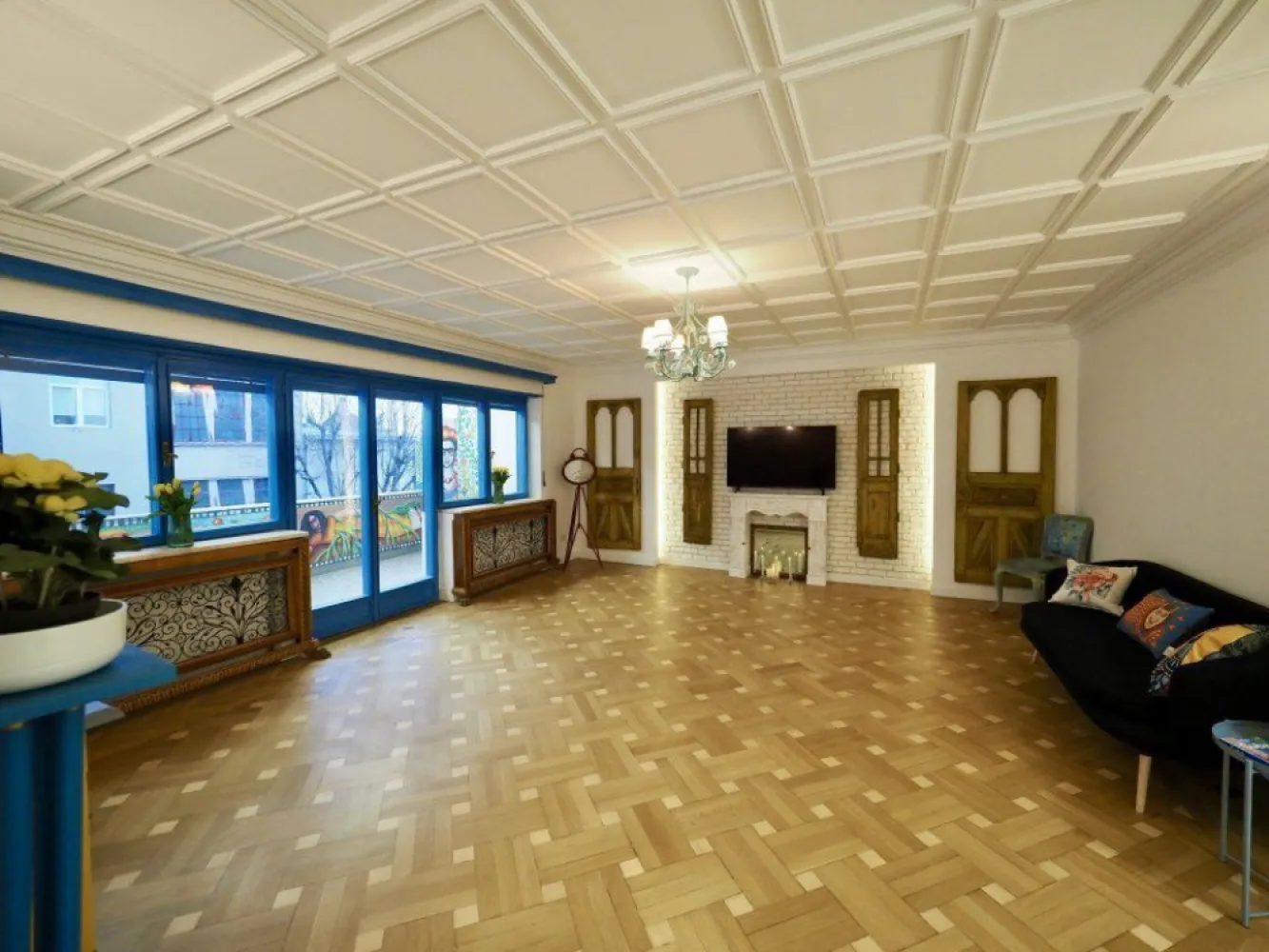 Proprietate unică la Universitate, KM 0, @ Frida Kahlo - Apartament foarte spațios, situat în cea mai centrală și boemă zonă a Bucureștiului, vă invită să-l numiți acasă! 

Este renovat în totalitate, au fost păstrate cu multă dragoste și restaurate de meșteri iscusiți toate elementele originale care îi formează personalitatea (tavanele art deco, mozaicul, parchetul, ușile și feroneria). 

Este un apartament parțial mobilat, care evocă povești colorate despre Frida Kahlo și viața ei artistică. Este un apartament ca o vacanță în locuri exotice, unde culoarea și ritmul te fac să nu mai vrei să pleci niciodată. 

Se vinde exact așa cum apare în imagini, electrocasnicele sunt toate noi și de cea mai bună calitate. Apartamentul este decomandat, are 3 dormitoare mari și 3 băi superbe, o bucătărie spațioasă, un living imens și foarte multe spații de depozitare, dar și o boxa tot pentru depozitare. Instalația electrică este nouă, la fel și toate aparatele de aer condiționat (Daikin).
Toate cele 3 dormitoare au o vedere excepțională către Teatrul Național, Spitalul Colțea, Piața Universității și Hotelul Intercontinental. Proprietatea are centrală proprie. Clădirea este foarte îngrijită, are 2 lifturi iar la Teatrul Național ajungi în câteva secunde, o dată ce ai ieșit din scara blocului. 

Se pretează și pentru airbnb sau ca investiție, dar ar fi păcat să nu ofere o viață de vis unei singure familii care și-ar dori să locuiască în el. 

Clădirea a fost expertizată pentru riscul de cutremur și a fost încadrată în U3, din cauza vechimii. În această categorie intră clădirile care pot suferi avarii minore în cazul unui seism. Astfel, poate cădea tencuiala, pot apărea fisuri și crăpături în pereți, fără ca viața locatarilor să fie pusă în pericol. Fără bulină, se asigură, se acordă credit. 

Nu doresc să colaborez cu agențiile imobiliare. Prefer să fiu contactată prin mesageria site-ului.