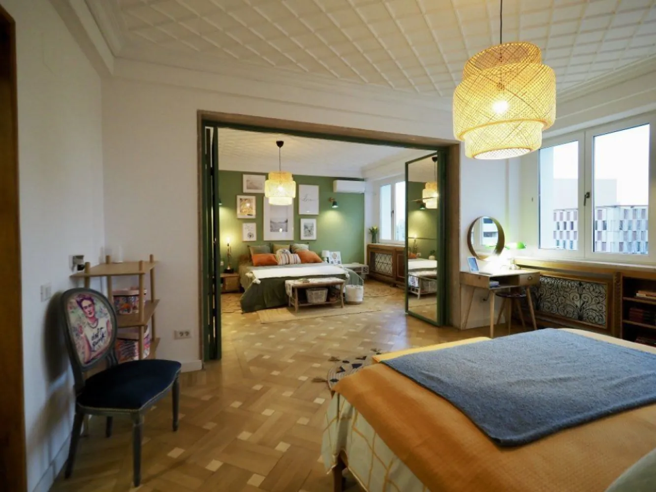 Proprietate unică la Universitate, KM 0, @ Frida Kahlo - Apartament foarte spațios, situat în cea mai centrală și boemă zonă a Bucureștiului, vă invită să-l numiți acasă! 

Este renovat în totalitate, au fost păstrate cu multă dragoste și restaurate de meșteri iscusiți toate elementele originale care îi formează personalitatea (tavanele art deco, mozaicul, parchetul, ușile și feroneria). 

Este un apartament parțial mobilat, care evocă povești colorate despre Frida Kahlo și viața ei artistică. Este un apartament ca o vacanță în locuri exotice, unde culoarea și ritmul te fac să nu mai vrei să pleci niciodată. 

Se vinde exact așa cum apare în imagini, electrocasnicele sunt toate noi și de cea mai bună calitate. Apartamentul este decomandat, are 3 dormitoare mari și 3 băi superbe, o bucătărie spațioasă, un living imens și foarte multe spații de depozitare, dar și o boxa tot pentru depozitare. Instalația electrică este nouă, la fel și toate aparatele de aer condiționat (Daikin).
Toate cele 3 dormitoare au o vedere excepțională către Teatrul Național, Spitalul Colțea, Piața Universității și Hotelul Intercontinental. Proprietatea are centrală proprie. Clădirea este foarte îngrijită, are 2 lifturi iar la Teatrul Național ajungi în câteva secunde, o dată ce ai ieșit din scara blocului. 

Se pretează și pentru airbnb sau ca investiție, dar ar fi păcat să nu ofere o viață de vis unei singure familii care și-ar dori să locuiască în el. 

Clădirea a fost expertizată pentru riscul de cutremur și a fost încadrată în U3, din cauza vechimii. În această categorie intră clădirile care pot suferi avarii minore în cazul unui seism. Astfel, poate cădea tencuiala, pot apărea fisuri și crăpături în pereți, fără ca viața locatarilor să fie pusă în pericol. Fără bulină, se asigură, se acordă credit. 

Nu doresc să colaborez cu agențiile imobiliare. Prefer să fiu contactată prin mesageria site-ului.