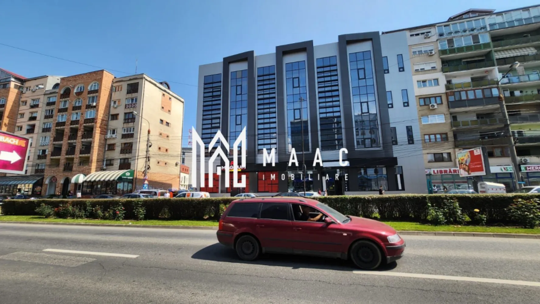 Spații de birouri clasa A+ | Bulevardul Mihai Viteazu - Spații de birouri clasa A+ disponibile spre închiriere – Bulevardul Mihai Viteazu, Sibiu În inima uneia dintre cele mai dinamice și accesibile zone ale Sibiului – pe Bulevardul Mihai Viteazu, vis-a-vis de Hyperclinica MedLife – sunt disponibile spre închiriere spații office premium, ideale pentru companii care își doresc vizibilitate, conectivitate și prestigiu. Proprietatea beneficiază deja de chiriași stabili la parter și demisol, iar cele trei etaje superioare (aproximativ 900 mp utili) sunt disponibile integral sau parțial (închirieri pe etaj), oferind flexibilitate totală în funcție de nevoile chiriașului. ✔️ Suprafață totală: ~900 mp utili, distribuiți pe 3 etaje ✔️ Disponibilitate: se poate închiria un singur etaj, două sau întregul spațiu ✔️ Livrare la standarde A+, cu finisaje și compartimentări personalizate la cerere ✔️ Acces facil: clădirea este excelent conectată la transportul public și dispune de multiple facilități în imediata apropiere ✔️ Vecinătăți de prestigiu: Plaza 35, Centrul de Afaceri Sibiu, sedii bancare, clinici, restaurante și servicii diverse Zona este deja consacrată ca pol de business în Sibiu, fiind preferată de companii din domeniile financiar, IT, medical, consultanță și servicii specializate. Poziționarea excelentă asigură o imagine profesională și acces facil pentru angajați și clienți. 💼 Ideal pentru: firme de IT, call center, consultanță, servicii medicale, educație privată, arhitectură, coworking etc. 📌 Prețul este negociabil, în funcție de suprafața închiriată și durata contractului. Proprietatea se livrează cu toate dotările necesare pentru funcționare imediată, la cele mai înalte standarde.