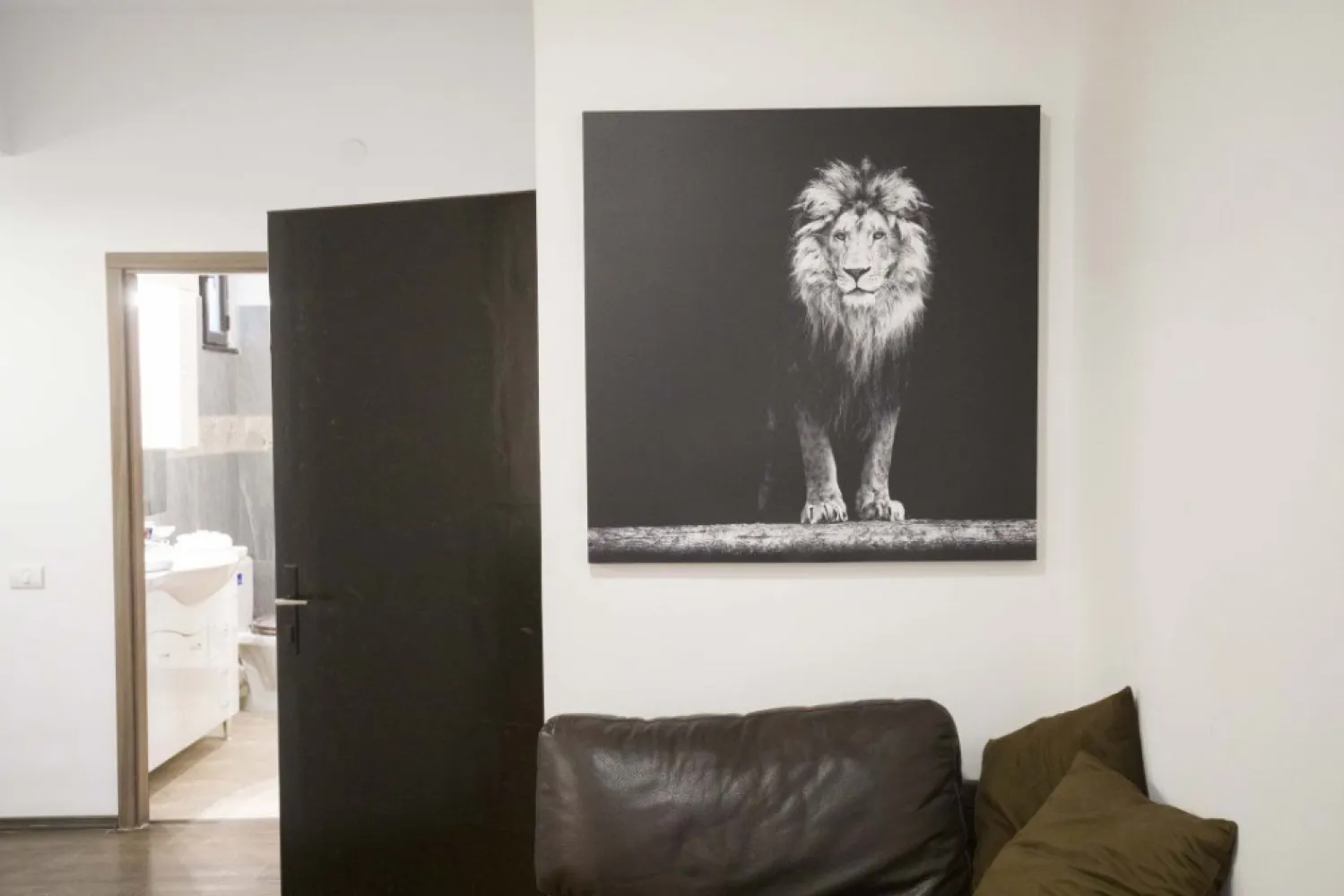 De vanzare Apartament cu 4 camere si dependite- Ultra central- strada sepcari 9 - De vanzare Apartament cu 3 camere si dependite- zona central 
apartament e renovat recent si in stare bun