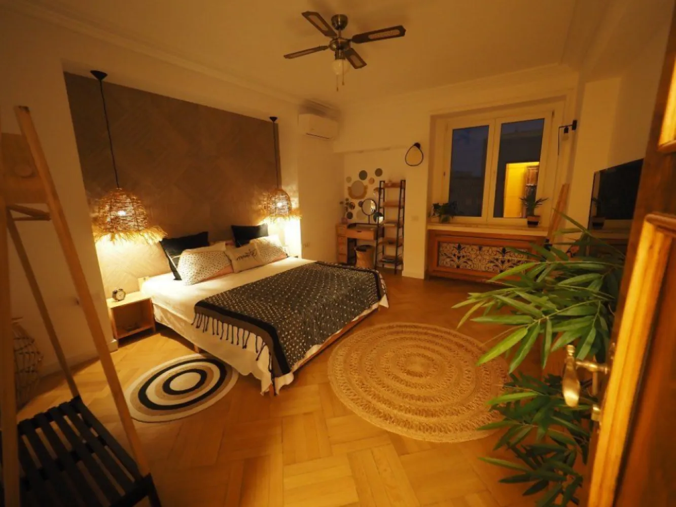 Proprietate unică la Universitate, KM 0, @ Frida Kahlo - Apartament foarte spațios, situat în cea mai centrală și boemă zonă a Bucureștiului, vă invită să-l numiți acasă! 

Este renovat în totalitate, au fost păstrate cu multă dragoste și restaurate de meșteri iscusiți toate elementele originale care îi formează personalitatea (tavanele art deco, mozaicul, parchetul, ușile și feroneria). 

Este un apartament parțial mobilat, care evocă povești colorate despre Frida Kahlo și viața ei artistică. Este un apartament ca o vacanță în locuri exotice, unde culoarea și ritmul te fac să nu mai vrei să pleci niciodată. 

Se vinde exact așa cum apare în imagini, electrocasnicele sunt toate noi și de cea mai bună calitate. Apartamentul este decomandat, are 3 dormitoare mari și 3 băi superbe, o bucătărie spațioasă, un living imens și foarte multe spații de depozitare, dar și o boxa tot pentru depozitare. Instalația electrică este nouă, la fel și toate aparatele de aer condiționat (Daikin).
Toate cele 3 dormitoare au o vedere excepțională către Teatrul Național, Spitalul Colțea, Piața Universității și Hotelul Intercontinental. Proprietatea are centrală proprie. Clădirea este foarte îngrijită, are 2 lifturi iar la Teatrul Național ajungi în câteva secunde, o dată ce ai ieșit din scara blocului. 

Se pretează și pentru airbnb sau ca investiție, dar ar fi păcat să nu ofere o viață de vis unei singure familii care și-ar dori să locuiască în el. 

Clădirea a fost expertizată pentru riscul de cutremur și a fost încadrată în U3, din cauza vechimii. În această categorie intră clădirile care pot suferi avarii minore în cazul unui seism. Astfel, poate cădea tencuiala, pot apărea fisuri și crăpături în pereți, fără ca viața locatarilor să fie pusă în pericol. Fără bulină, se asigură, se acordă credit. 

Nu doresc să colaborez cu agențiile imobiliare. Prefer să fiu contactată prin mesageria site-ului.