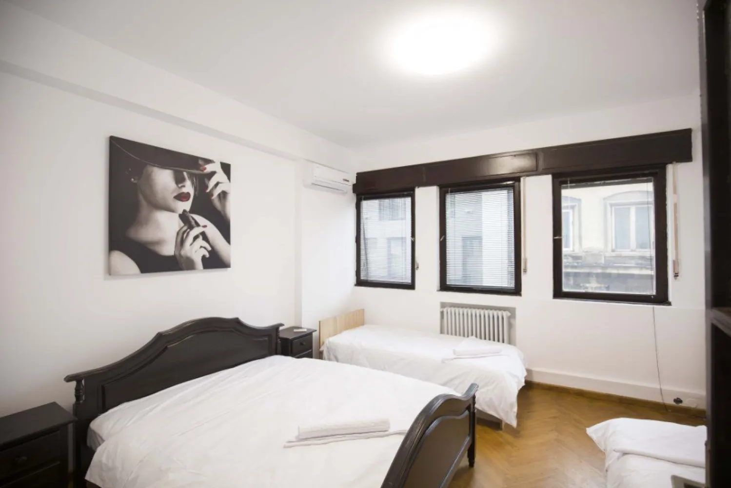 De vanzare Apartament cu 4 camere si dependite- Ultra central- strada sepcari 9 - De vanzare Apartament cu 3 camere si dependite- zona central 
apartament e renovat recent si in stare bun