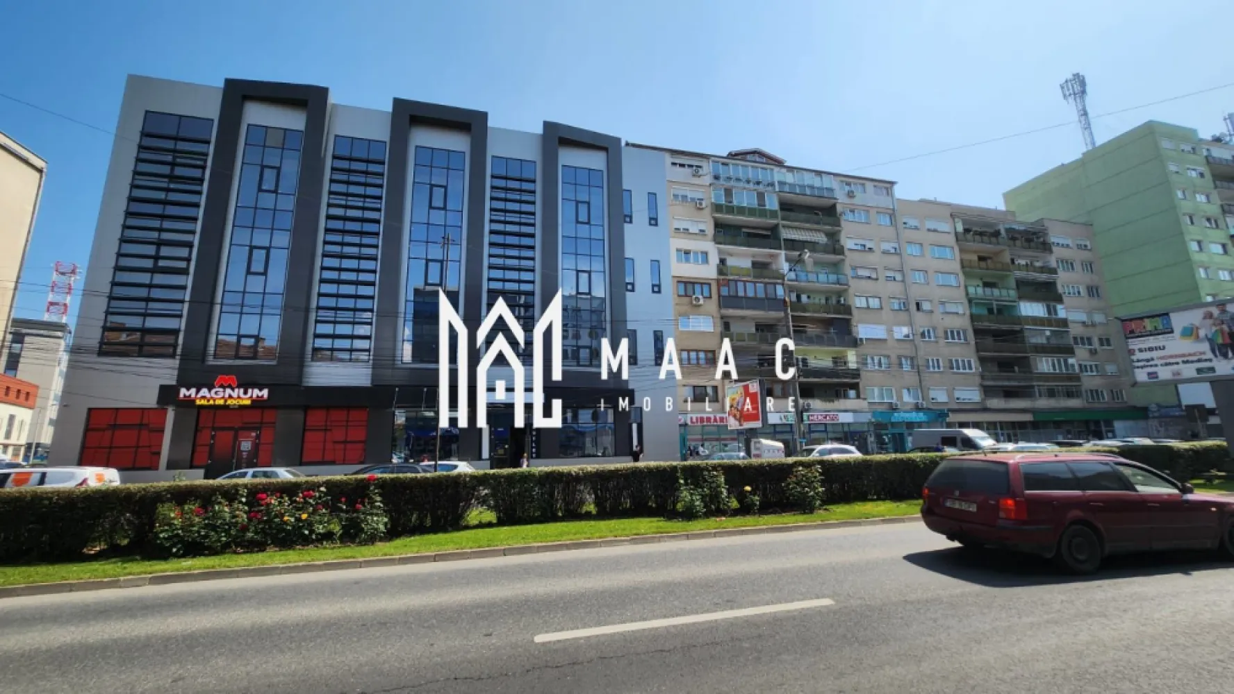 Spații de birouri clasa A+ | Bulevardul Mihai Viteazu - Spații de birouri clasa A+ disponibile spre închiriere – Bulevardul Mihai Viteazu, Sibiu În inima uneia dintre cele mai dinamice și accesibile zone ale Sibiului – pe Bulevardul Mihai Viteazu, vis-a-vis de Hyperclinica MedLife – sunt disponibile spre închiriere spații office premium, ideale pentru companii care își doresc vizibilitate, conectivitate și prestigiu. Proprietatea beneficiază deja de chiriași stabili la parter și demisol, iar cele trei etaje superioare (aproximativ 900 mp utili) sunt disponibile integral sau parțial (închirieri pe etaj), oferind flexibilitate totală în funcție de nevoile chiriașului. ✔️ Suprafață totală: ~900 mp utili, distribuiți pe 3 etaje ✔️ Disponibilitate: se poate închiria un singur etaj, două sau întregul spațiu ✔️ Livrare la standarde A+, cu finisaje și compartimentări personalizate la cerere ✔️ Acces facil: clădirea este excelent conectată la transportul public și dispune de multiple facilități în imediata apropiere ✔️ Vecinătăți de prestigiu: Plaza 35, Centrul de Afaceri Sibiu, sedii bancare, clinici, restaurante și servicii diverse Zona este deja consacrată ca pol de business în Sibiu, fiind preferată de companii din domeniile financiar, IT, medical, consultanță și servicii specializate. Poziționarea excelentă asigură o imagine profesională și acces facil pentru angajați și clienți. 💼 Ideal pentru: firme de IT, call center, consultanță, servicii medicale, educație privată, arhitectură, coworking etc. 📌 Prețul este negociabil, în funcție de suprafața închiriată și durata contractului. Proprietatea se livrează cu toate dotările necesare pentru funcționare imediată, la cele mai înalte standarde.