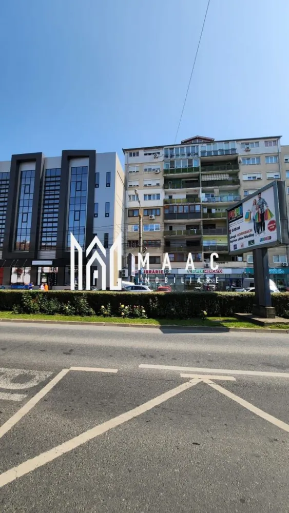 Spații de birouri clasa A+ | Bulevardul Mihai Viteazu - Spații de birouri clasa A+ disponibile spre închiriere – Bulevardul Mihai Viteazu, Sibiu În inima uneia dintre cele mai dinamice și accesibile zone ale Sibiului – pe Bulevardul Mihai Viteazu, vis-a-vis de Hyperclinica MedLife – sunt disponibile spre închiriere spații office premium, ideale pentru companii care își doresc vizibilitate, conectivitate și prestigiu. Proprietatea beneficiază deja de chiriași stabili la parter și demisol, iar cele trei etaje superioare (aproximativ 900 mp utili) sunt disponibile integral sau parțial (închirieri pe etaj), oferind flexibilitate totală în funcție de nevoile chiriașului. ✔️ Suprafață totală: ~900 mp utili, distribuiți pe 3 etaje ✔️ Disponibilitate: se poate închiria un singur etaj, două sau întregul spațiu ✔️ Livrare la standarde A+, cu finisaje și compartimentări personalizate la cerere ✔️ Acces facil: clădirea este excelent conectată la transportul public și dispune de multiple facilități în imediata apropiere ✔️ Vecinătăți de prestigiu: Plaza 35, Centrul de Afaceri Sibiu, sedii bancare, clinici, restaurante și servicii diverse Zona este deja consacrată ca pol de business în Sibiu, fiind preferată de companii din domeniile financiar, IT, medical, consultanță și servicii specializate. Poziționarea excelentă asigură o imagine profesională și acces facil pentru angajați și clienți. 💼 Ideal pentru: firme de IT, call center, consultanță, servicii medicale, educație privată, arhitectură, coworking etc. 📌 Prețul este negociabil, în funcție de suprafața închiriată și durata contractului. Proprietatea se livrează cu toate dotările necesare pentru funcționare imediată, la cele mai înalte standarde.