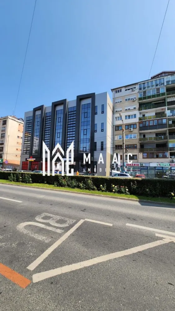 Spații de birouri clasa A+ | Bulevardul Mihai Viteazu - Spații de birouri clasa A+ disponibile spre închiriere – Bulevardul Mihai Viteazu, Sibiu În inima uneia dintre cele mai dinamice și accesibile zone ale Sibiului – pe Bulevardul Mihai Viteazu, vis-a-vis de Hyperclinica MedLife – sunt disponibile spre închiriere spații office premium, ideale pentru companii care își doresc vizibilitate, conectivitate și prestigiu. Proprietatea beneficiază deja de chiriași stabili la parter și demisol, iar cele trei etaje superioare (aproximativ 900 mp utili) sunt disponibile integral sau parțial (închirieri pe etaj), oferind flexibilitate totală în funcție de nevoile chiriașului. ✔️ Suprafață totală: ~900 mp utili, distribuiți pe 3 etaje ✔️ Disponibilitate: se poate închiria un singur etaj, două sau întregul spațiu ✔️ Livrare la standarde A+, cu finisaje și compartimentări personalizate la cerere ✔️ Acces facil: clădirea este excelent conectată la transportul public și dispune de multiple facilități în imediata apropiere ✔️ Vecinătăți de prestigiu: Plaza 35, Centrul de Afaceri Sibiu, sedii bancare, clinici, restaurante și servicii diverse Zona este deja consacrată ca pol de business în Sibiu, fiind preferată de companii din domeniile financiar, IT, medical, consultanță și servicii specializate. Poziționarea excelentă asigură o imagine profesională și acces facil pentru angajați și clienți. 💼 Ideal pentru: firme de IT, call center, consultanță, servicii medicale, educație privată, arhitectură, coworking etc. 📌 Prețul este negociabil, în funcție de suprafața închiriată și durata contractului. Proprietatea se livrează cu toate dotările necesare pentru funcționare imediată, la cele mai înalte standarde.