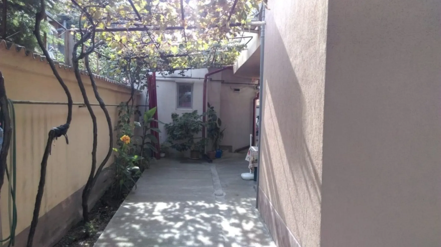 Mihai Bravu, Vitan - vand casa- vila sau accept schimb + diferenta in zona Prahova (Brasov). Imobilul este compus din doua corpuri de casa cu etaj, mansarda.

Suprafata utila de 290 mp, respectiv 142-147 mp, teren 306 mp din care 168 mp ocupati. Negociabil,