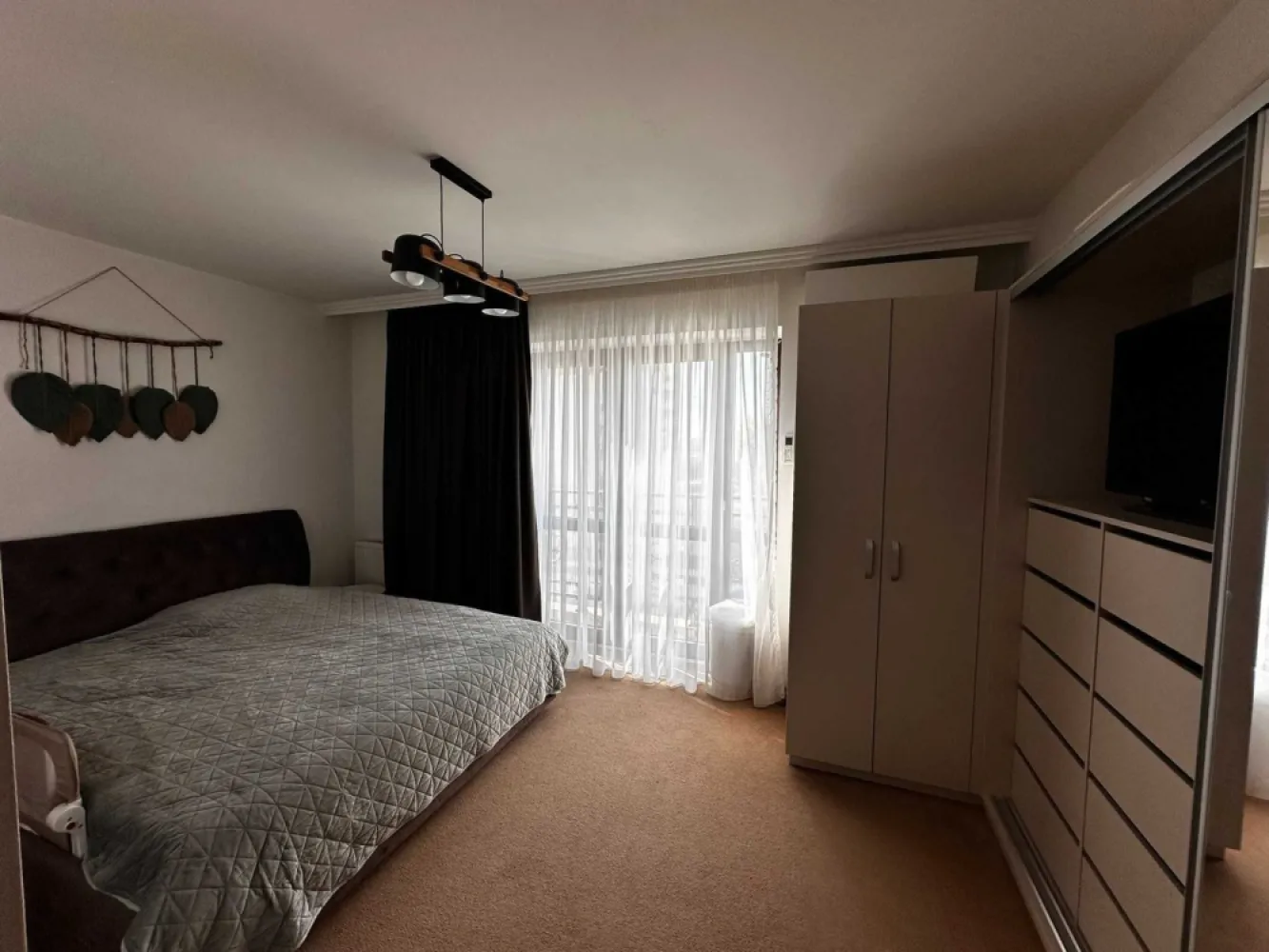 Apartament 3 camere 100 mp Sector 2 , Morarilor - Apartament 3 camere 100 mp utili + loc parcare subteran inclus (se poate vinde si fara loc de parcare) . Pretul este usor negociabil

Apartamentul face parte dintr-un complex format din 4 blocuri.
Facilitati:
-paza
-piscina
-2 saune
-sala fitness