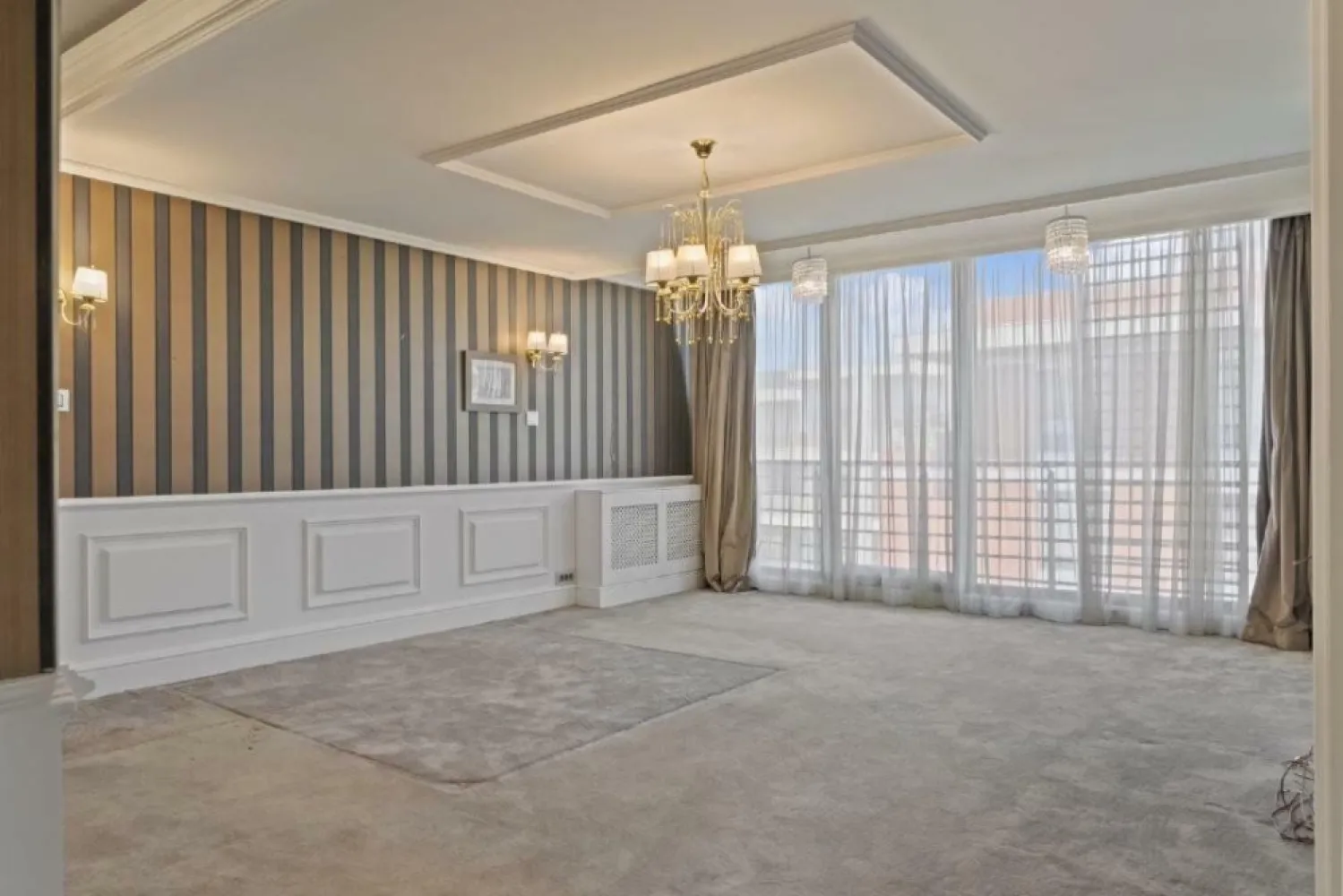 4 Camere Green Lake Sisesti Penthouse - Apartamentul este localizat într-unul dintre cele mai apreciate complexuri rezidenţiale din zona Siseşti, Green Lake. Are o suprafaţă generoasă de 217 mp, dintre care 55 mp sunt dedicaţi unei terase superbe. Se afla într-o locaţie excelentă, aproape de zone verzi, facilităţi de top, centre comerciale şi de business, dar totodata izolat de agitaţia urbana.

Detalii Apartament:

- Suprafaţă totală: 217 mp (din care 55 mp terasă)
- Dormitoare spaţioase, cu multiple soluţii de depozitare
- Living generos 
- Bucatarie decomandata, cu ieşire către terasa
- Terasă de 55 mp: loc de relaxare sau spaţiu pentru cină în aer liber.
 
Beneficii suplimentare:

- Locuri de parcare: Apartamentul beneficiază de două locuri de parcare, unul subteran şi unul suprateran, plus o boxă pentru depozitare suplimentară.
 
Complexul Green Lake:
Green Lake este un complex rezidenţial premium, care îmbină perfect confortul urban cu liniştea naturii. Amplasat într-o zonă verde şi liniştită, dar aproape de centrul oraşului, acest complex oferă acces facil la multiple facilităţi: spaţii verzi, locuri de joacă şi paza 24/7.