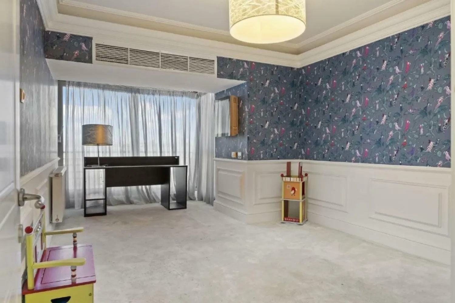 4 Camere Green Lake Sisesti Penthouse - Apartamentul este localizat într-unul dintre cele mai apreciate complexuri rezidenţiale din zona Siseşti, Green Lake. Are o suprafaţă generoasă de 217 mp, dintre care 55 mp sunt dedicaţi unei terase superbe. Se afla într-o locaţie excelentă, aproape de zone verzi, facilităţi de top, centre comerciale şi de business, dar totodata izolat de agitaţia urbana.

Detalii Apartament:

- Suprafaţă totală: 217 mp (din care 55 mp terasă)
- Dormitoare spaţioase, cu multiple soluţii de depozitare
- Living generos 
- Bucatarie decomandata, cu ieşire către terasa
- Terasă de 55 mp: loc de relaxare sau spaţiu pentru cină în aer liber.
 
Beneficii suplimentare:

- Locuri de parcare: Apartamentul beneficiază de două locuri de parcare, unul subteran şi unul suprateran, plus o boxă pentru depozitare suplimentară.
 
Complexul Green Lake:
Green Lake este un complex rezidenţial premium, care îmbină perfect confortul urban cu liniştea naturii. Amplasat într-o zonă verde şi liniştită, dar aproape de centrul oraşului, acest complex oferă acces facil la multiple facilităţi: spaţii verzi, locuri de joacă şi paza 24/7.