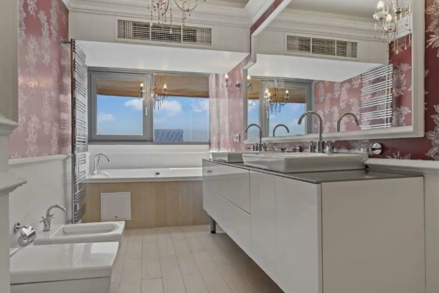 4 Camere Green Lake Sisesti Penthouse - Apartamentul este localizat într-unul dintre cele mai apreciate complexuri rezidenţiale din zona Siseşti, Green Lake. Are o suprafaţă generoasă de 217 mp, dintre care 55 mp sunt dedicaţi unei terase superbe. Se afla într-o locaţie excelentă, aproape de zone verzi, facilităţi de top, centre comerciale şi de business, dar totodata izolat de agitaţia urbana.

Detalii Apartament:

- Suprafaţă totală: 217 mp (din care 55 mp terasă)
- Dormitoare spaţioase, cu multiple soluţii de depozitare
- Living generos 
- Bucatarie decomandata, cu ieşire către terasa
- Terasă de 55 mp: loc de relaxare sau spaţiu pentru cină în aer liber.
 
Beneficii suplimentare:

- Locuri de parcare: Apartamentul beneficiază de două locuri de parcare, unul subteran şi unul suprateran, plus o boxă pentru depozitare suplimentară.
 
Complexul Green Lake:
Green Lake este un complex rezidenţial premium, care îmbină perfect confortul urban cu liniştea naturii. Amplasat într-o zonă verde şi liniştită, dar aproape de centrul oraşului, acest complex oferă acces facil la multiple facilităţi: spaţii verzi, locuri de joacă şi paza 24/7.