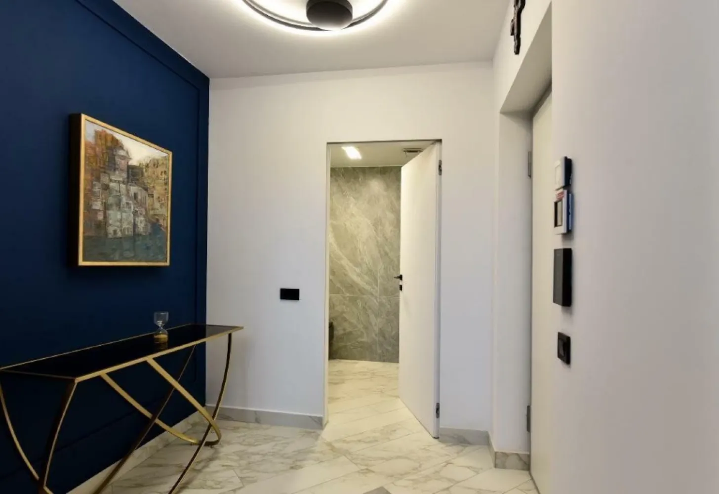 Birou premium/lux complet mobilat si utilat in zona Aviatiei - Căutaţi un spaţiu de birou luxos cu inaltime de 6 m pe parter, care emană rafinament şi stil? 
Biroul nostru de 155 mp construit situat in zona de business a Bucurestiului (Aviatiei - Aurel Vlaicu) este complet finisat si mobilat cu materiale de inalta calitate precum marmura, lemn, piatra, usi Filomuro, etc..
In pret veti primi si o curte amenajata de 91 mp precum si o terasa superba perfecta pentru gazduirea clientilor sau intrunirile de echipa. 
Proprietatea beneficiaza de 3 locuri de parcare situate chiar în faţa biroului, astfel nu trebuie să vă faceţi griji să găsiţi loc de parcare
Biroul nostru poate găzdui până la 15 persoane şi dispune de funcţii inteligente pentru încălzire şi răcire de la distanta, iar manegementul companiei se poate bucura chiar şi de o saună privată. Deci, dacă sunteţi gata să vă duceţi afacerea la următorul nivel, contactaţi-ne astăzi pentru a programa o vizionare. Nu rataţi această oportunitate incredibilă de lux şi comoditate.

Eşti la câteva minute distanţă de mers pe jos de cele mai importante centre de business din Pipera:
- Sky Tower: 10 min de mers pe jos, 4 min cu masina
- Floreasca Park: 6 min pe jos, 3 min cu masina
- Oregon Park: 3 min pe jos, 1 min cu masina
- Globalworth Plaza: 7 min pe jos, 3 min cu masina
- Green Court Bucharest: 10 min pe jos, 5 min cu masina
- Equilibrium: 5 min pe jos, 8 min cu masina

La mică distanţă de mers pe jos şi de principalele atracţii de distracţie din zona de Nord a Bucureştiului:
- Promenada Mall: 12 min pe jos, 2 min cu masina
- Marriott Courtyard: 13 min pe jos, 3 min cu masina
- Parcul Herăstrău: 20 min pe jos, 7 min cu masina

Prânz de afaceri? Cină în oraş?
- NOR Sky Restaurant
- Mandaloun
- Seva Cuisine & Lounge
- Godai
- Isoletta

În plus, eşti la câteva minute de:
- Aurel Vlaicu metro station: 4 min
- World Class Upground: 5 min
- Ilie Năstase tennis academy: 6 min
- Caro Hotel: 5 min
- Pescariu Sports & Spa: 5 min

Looking for a luxurious office space, with a height of the ground floor of 6 m, that exudes sophistication and style?
Our 155 sqm office located in the prestigious Aviatiei - Aurel Vlaicu business area in Bucharest is completely finished and furnished with high quality materials such as marble, wood, stone, Filomuro doors, etc..
In the price you will also receive a large yard of 91 square meters and a superb terrace perfect for hosting clients or team meetings.
The property benefits from 3 parking spaces located right in front of the office, so you don't have to worry about finding a place.
Our office can accommodate up to 20 people and has smart remote heating and cooling functions, and company management can even enjoy a private sauna. So if you're ready to take your business to the next level, contact us today to schedule a viewing. Don't miss out on this incredible opportunity for luxury and convenience.

You are a few minutes walk away from the most important business centers in Pipera:
- Sky Tower: 10 min walking, 4 min driving
- Floreasca Park: 6 min walking, 3 min driving
- Oregon Park: 3 min walking, 1 min driving
- Globalworth Plaza: 7 min walking, 3 min driving
- Green Court Bucharest: 10 min walking, 5 min driving
- Equilibrium: 5 min walking, 8 min driving

You are a few minutes walk away from entertainment attractions from the Northern Area of Bucharest:
- Promenada Mall: 12 min walking, 2 min driving
- Marriott Courtyard: 13 min walking, 3 min driving
- Parcul Herăstrău: 20 min walking, 7 min driving

Business lunch? Dinner out?
- NOR Sky Restaurant
- Mandaloun
- Seva Cuisine & Lounge
- Godai
- Isoletta

In addition, you are a few minutes away from:
- Aurel Vlaicu metro station: 4 min
- World Class Upground: 5 min
- Ilie Năstase tennis academy: 6 min
- Caro Hotel: 5 min
- Pescariu Sports & Spa: 5 min

Chirie 3.500 Euro + TVA
Imobilul este si la vanzare la pretul de 600.000 Euro + TVA, cu finisaje si mobilier incluse.