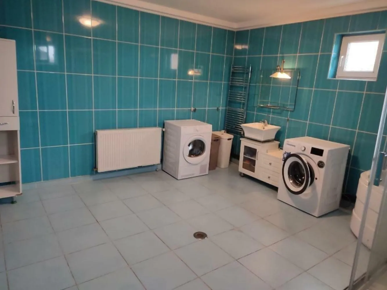 Proprietar, vand vila individuala Siseşti, singur in curte - Proprietar, vand vila individuala, singur in curte, 5 camere plus open space mansarda, P+E+M pe Soseaua Gh. I. Sisesti / Baneasa, amprenta la sol 113 mp, 300 mp construiţi, 260 mp utili, 300 mp teren + 61 mp cota din drumul privat, securizat cu bariere. Front 20 m (4 locuri de parcare). Camere mari, spaţioase şi luminoase. Parter: living, birou, bucătărie, baie, holuri; Etaj: 3 dormitoare, baie, hol, 2 balcoane; Mansarda open space pe toata suprafata casei, cu placa de beton, neamenajata. Ultima renovare in 2020, la interior. Curte libera 187 mp, cu brazi, arbusti si pomi fructiferi, gazon si alee de beton, foisor. Toate utilităţile, centrala proprie. Instalaţii sanitare şi centrala noi. Zona bună, verde, civilizata şi linistita. Transport în comun (autobuze, metrou, terminal multimodal Straulesti).