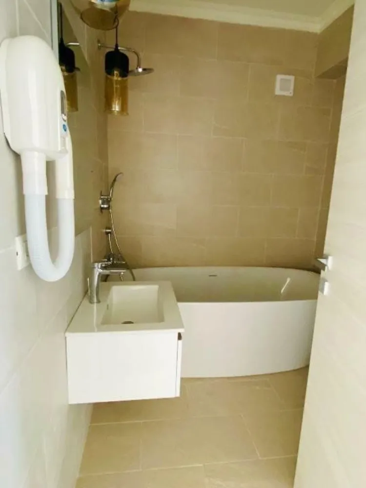 Penthouse în complexul Conest Edifici Mihai Bravu - Descoperiţi luxul suprem în acest penthouse impresionant situat la ultimul etaj al complexului rezidenţial Conest Edifici Mihai Bravu. Cu o suprafaţă utilă de 159 mp şi o suprafaţă construită de 198 mp, acest apartament de 4 camere oferă spaţiu generos şi confort de neegalat.

Detalii complex:

 o Localizare excelentă: Situat în zona Vitan din sectorul 3, complexul beneficiază de acces facil la mijloacele de transport în comun, inclusiv la staţia de metrou Mihai Bravu, aflată la doar 6 minute de mers pe jos .
 o Facilităţi moderne: Complexul oferă lifturi Schindler de ultimă generaţie, parcări subterane pe platforme Klaus, şi acces securizat cu videointerfon şi barieră telecomandată .
 o Conectivitate: Aproape de magazine, sucursale bancare, şcoli şi grădiniţe, şi la doar 3,7 km de Piaţa Unirii .

Dotări şi finisaje:

 o Structură şi siguranţă: Construcţia are o fundaţie solidă de tip radier general, pereţi exteriori din cărămidă Porotherm şi izolaţie termică cu vată bazaltică de 10 cm, asigurând durabilitate şi eficienţă energetică .
 o Confort termic şi acustic: Tâmplăria exterioară din profil PVC Salamander cu geam triplu securizat, instalaţiile de încălzire prin pardoseală Shuller şi climatizarea cu aparate de aer condiţionat Daikin şi Mitsubishi oferă confort sporit pe tot parcursul anului .
 o Finisaje de calitate: Pardoselile sunt placate cu gresie antiderapantă şi parchet stratificat de înaltă calitate, uşile interioare şi de intrare sunt importate din Italia, iar spaţiile comune sunt finisate cu granit şi gresie .

Utilităţi şi facilităţi adiţionale:

 o Instalaţii moderne: Fiecare apartament beneficiază de contorizări individuale pentru apă, gaz şi electricitate, furnizate de ApaNova, Enel şi Engie .
 o Sisteme de siguranţă: Apartamentele sunt echipate cu sisteme de detectare a incendiilor şi videointerfon pentru securitate maximă .

Acest penthouse reprezintă o oportunitate rară de a locui într-un spaţiu luxos, cu toate facilităţile moderne la îndemână. Pentru mai multe detalii şi vizionări, vă rugăm să ne contactaţi.

Caracteristici principale:

 o Suprafaţă utilă: 159mp
 o Suprafaţă construită: 198mp
 o Camere: 4 camere luminoase şi spaţioase
 o Etaj: Ultimul etaj al clădirii
 o Complex rezidenţial: Conest Edifici Mihai Bravu

Detalii suplimentare:

 o Living generos, perfect pentru momente de relaxare şi socializare
 o Bucătărie modernă, complet utilată, ideală pentru pasionaţii de gătit
 o Dormitoare elegante, fiecare cu un design sofisticat şi finisaje de înaltă calitate
 o Băi contemporane, echipate cu cele mai bune accesorii şi finisaje
 o Terasă panoramică, oferind vederi spectaculoase asupra oraşului
 o Locuri de parcare private, pentru confortul şi siguranţa dvs.

Facilităţi ale complexului:

 o Pază şi securitate 24/7
 o Acces controlat
 o Zone verzi şi spaţii de relaxare
 o Loc de joacă pentru copii
 o Proximitate faţă de mijloace de transport, centre comerciale şi instituţii de învăţământ

Nu rataţi ocazia de a vă muta într-un apartament de vis, perfect pentru cei care apreciază luxul şi confortul. Pentru mai multe informaţii sau pentru a programa o vizionare, vă rugăm să ne contactaţi.