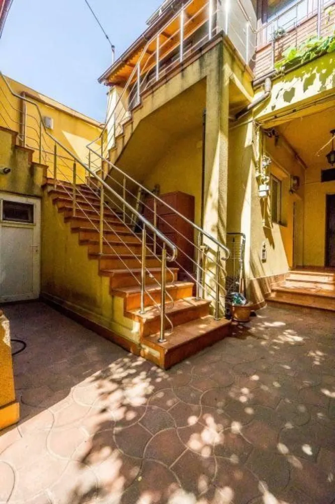 Casa + Corp Comercial - Proprietatea construita din 2 corpuri. Corp rezidential 168 mp desf. , P + 2E + M
si un corp comercial 126 mp desf. S+ P + M
Adresa corecta este strada Moinesti nr 42 a