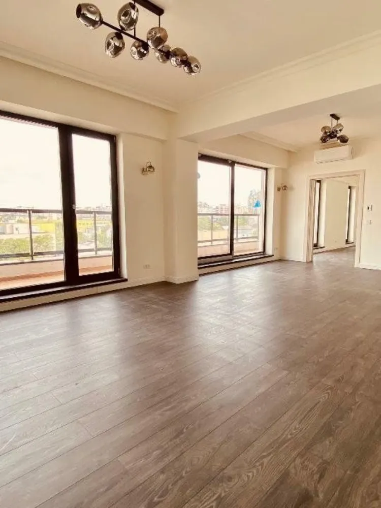 Penthouse în complexul Conest Edifici Mihai Bravu - Descoperiţi luxul suprem în acest penthouse impresionant situat la ultimul etaj al complexului rezidenţial Conest Edifici Mihai Bravu. Cu o suprafaţă utilă de 159 mp şi o suprafaţă construită de 198 mp, acest apartament de 4 camere oferă spaţiu generos şi confort de neegalat.

Detalii complex:

 o Localizare excelentă: Situat în zona Vitan din sectorul 3, complexul beneficiază de acces facil la mijloacele de transport în comun, inclusiv la staţia de metrou Mihai Bravu, aflată la doar 6 minute de mers pe jos .
 o Facilităţi moderne: Complexul oferă lifturi Schindler de ultimă generaţie, parcări subterane pe platforme Klaus, şi acces securizat cu videointerfon şi barieră telecomandată .
 o Conectivitate: Aproape de magazine, sucursale bancare, şcoli şi grădiniţe, şi la doar 3,7 km de Piaţa Unirii .

Dotări şi finisaje:

 o Structură şi siguranţă: Construcţia are o fundaţie solidă de tip radier general, pereţi exteriori din cărămidă Porotherm şi izolaţie termică cu vată bazaltică de 10 cm, asigurând durabilitate şi eficienţă energetică .
 o Confort termic şi acustic: Tâmplăria exterioară din profil PVC Salamander cu geam triplu securizat, instalaţiile de încălzire prin pardoseală Shuller şi climatizarea cu aparate de aer condiţionat Daikin şi Mitsubishi oferă confort sporit pe tot parcursul anului .
 o Finisaje de calitate: Pardoselile sunt placate cu gresie antiderapantă şi parchet stratificat de înaltă calitate, uşile interioare şi de intrare sunt importate din Italia, iar spaţiile comune sunt finisate cu granit şi gresie .

Utilităţi şi facilităţi adiţionale:

 o Instalaţii moderne: Fiecare apartament beneficiază de contorizări individuale pentru apă, gaz şi electricitate, furnizate de ApaNova, Enel şi Engie .
 o Sisteme de siguranţă: Apartamentele sunt echipate cu sisteme de detectare a incendiilor şi videointerfon pentru securitate maximă .

Acest penthouse reprezintă o oportunitate rară de a locui într-un spaţiu luxos, cu toate facilităţile moderne la îndemână. Pentru mai multe detalii şi vizionări, vă rugăm să ne contactaţi.

Caracteristici principale:

 o Suprafaţă utilă: 159mp
 o Suprafaţă construită: 198mp
 o Camere: 4 camere luminoase şi spaţioase
 o Etaj: Ultimul etaj al clădirii
 o Complex rezidenţial: Conest Edifici Mihai Bravu

Detalii suplimentare:

 o Living generos, perfect pentru momente de relaxare şi socializare
 o Bucătărie modernă, complet utilată, ideală pentru pasionaţii de gătit
 o Dormitoare elegante, fiecare cu un design sofisticat şi finisaje de înaltă calitate
 o Băi contemporane, echipate cu cele mai bune accesorii şi finisaje
 o Terasă panoramică, oferind vederi spectaculoase asupra oraşului
 o Locuri de parcare private, pentru confortul şi siguranţa dvs.

Facilităţi ale complexului:

 o Pază şi securitate 24/7
 o Acces controlat
 o Zone verzi şi spaţii de relaxare
 o Loc de joacă pentru copii
 o Proximitate faţă de mijloace de transport, centre comerciale şi instituţii de învăţământ

Nu rataţi ocazia de a vă muta într-un apartament de vis, perfect pentru cei care apreciază luxul şi confortul. Pentru mai multe informaţii sau pentru a programa o vizionare, vă rugăm să ne contactaţi.