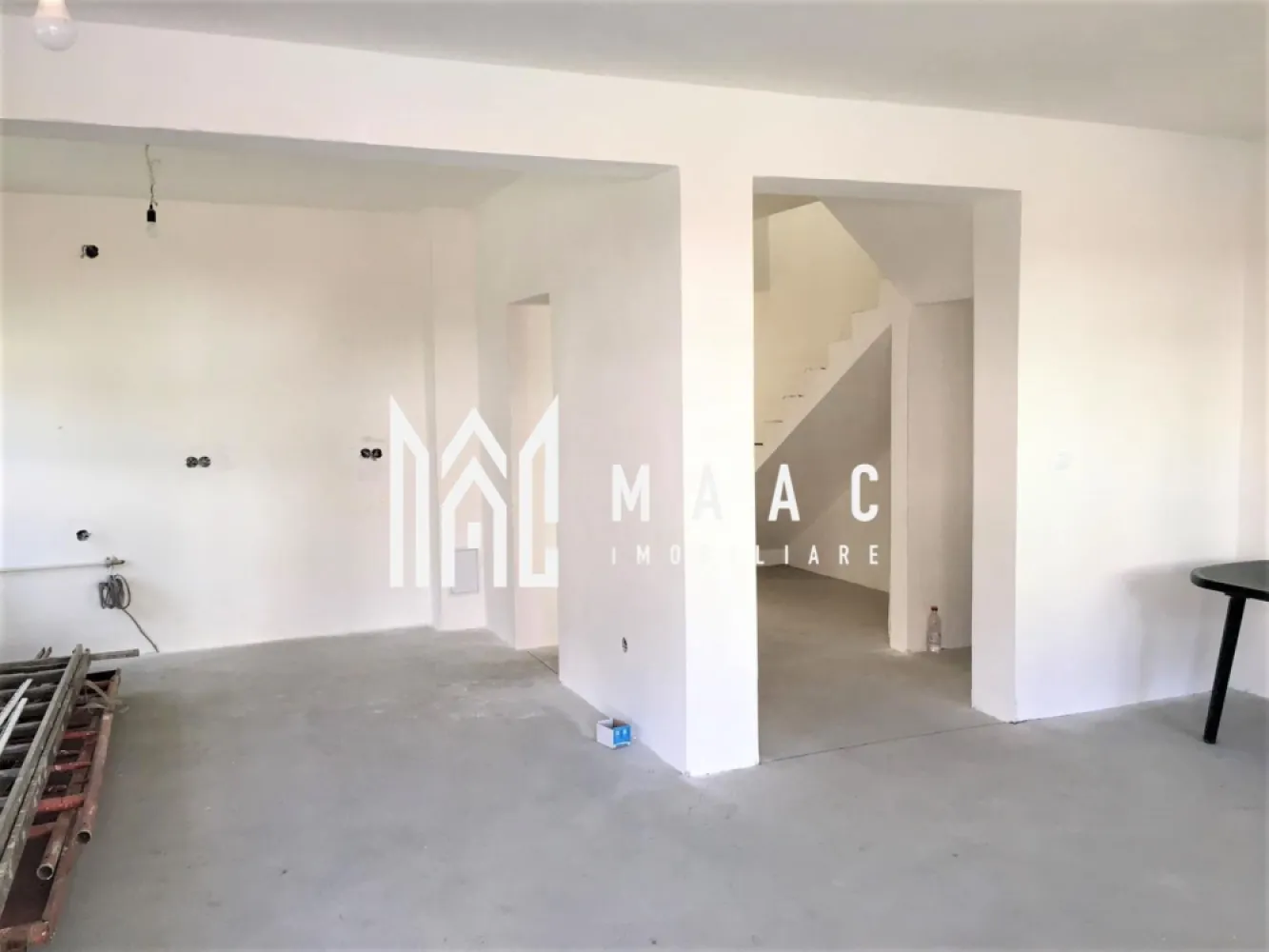 Casa cuplata | Curte proprie | 4 camere | Selimbar - MAAC Imobiliare vă propune spre vânzare casă cuplată situată în zona Șelimbăr, o proprietate modernă, finalizată în anul 2021, ideală pentru o familie care își dorește confort, spațiu generos și acces facil către oraș. Imobilul dispune de o suprafață utilă de 149 mp și este amplasat pe un teren de 265 mp, oferind o curte amenajată și multiple spații exterioare pentru relaxare.

Locuința este eficient compartimentată pe două niveluri, cu zone bine delimitate pentru zi și noapte, asigurând funcționalitate și intimitate.

Compartimentare:
-Parter: living spațios cu loc de luat masa – 27.34 mp, bucătărie open-space – 17.91 mp, birou – 10.36 mp, baie – 3.62 mp, vestibul + hol + casa scării – aproximativ 10 mp, 2 terase generoase de 18.58 mp și 7.19 mp
-Etaj: dormitor matrimonial – 18.55 mp cu dressing și baie proprie, dormitor 2 – 18.15 mp, dormitor 3 – 13.41 mp, baie comună – 7.46 mp, dressing separat – 4.72 mp, baie suplimentară – 5.29 mp, hol – 6.86 mp, terasă suplimentară – 7.86 mp

Casa beneficiază de izolație exterioară cu polistiren de 10 cm, contribuind la eficiență energetică sporită. Geamurile termopan Qfort cu 3 foi de sticlă asigură confort termic și fonic ridicat. Curtea este amenajată și pavată cu pișcoturi, oferind un spațiu exterior practic și ușor de întreținut.

Imobilul se predă la gri, cu instalațiile trase, centrală termică și calorifere montate, oferind posibilitatea personalizării finisajelor interioare conform preferințelor viitorului proprietar.

Pentru mai multe detalii, precizați telefonic că ați văzut anunțul CP2569413.