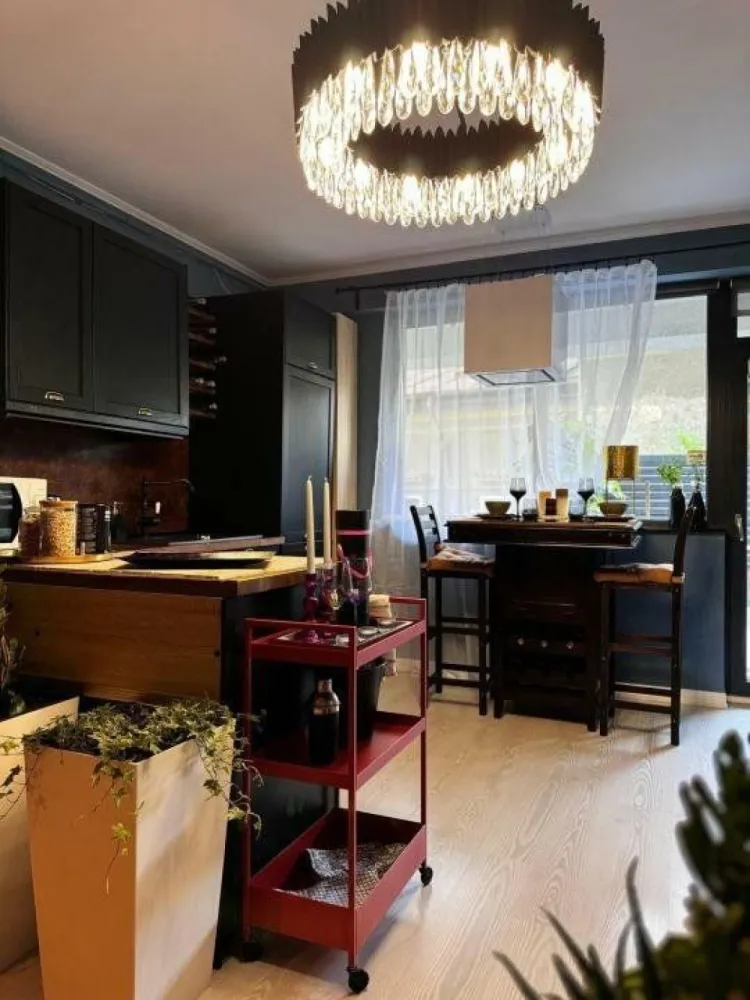 Apartament cu terasa si parcare,ultracentral ,str. Matei Voievod,finisaje de lux - URGENT PLECARE DIN TARA. Apartament de vânzare pe strada Matei Voievod nr. 60-62, o zona linistita si curata, fiind localizat vis-a -vis de UNATC, la 200m de PROTV, la intersectie cu str. Matasari si la 300m de Colegiul National Mihai Viteazul. Blocul a fost finalizat in 2021,iar apartamentul este complet mobilat si dotat, cu terasa proprie pentru relaxare si barbeque, totodata in pretul apartamentului intra si un loc de parcare in parcarea subterana proprie a blocului. Apartamentul se afla la parter inaltat (echivalent etaj 1). Pentru realizarea amenajarii interioare a fost implicata o echipa de designeri, fiind folosite materiale premium pentru realizarea finisajelor.