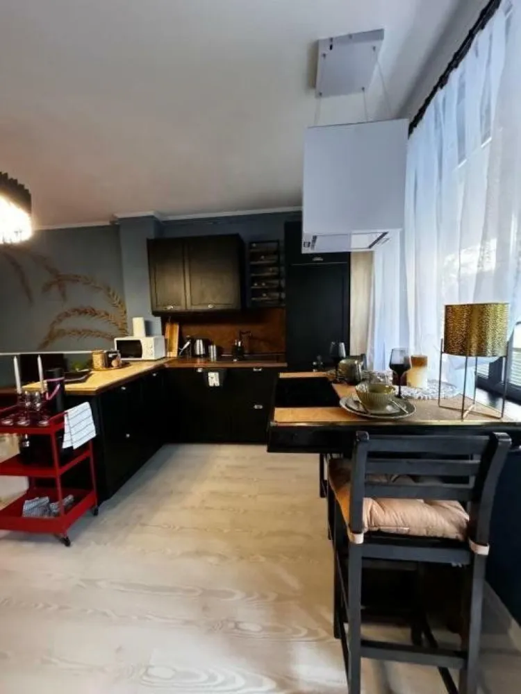 Apartament cu terasa si parcare,ultracentral ,str. Matei Voievod,finisaje de lux - URGENT PLECARE DIN TARA. Apartament de vânzare pe strada Matei Voievod nr. 60-62, o zona linistita si curata, fiind localizat vis-a -vis de UNATC, la 200m de PROTV, la intersectie cu str. Matasari si la 300m de Colegiul National Mihai Viteazul. Blocul a fost finalizat in 2021,iar apartamentul este complet mobilat si dotat, cu terasa proprie pentru relaxare si barbeque, totodata in pretul apartamentului intra si un loc de parcare in parcarea subterana proprie a blocului. Apartamentul se afla la parter inaltat (echivalent etaj 1). Pentru realizarea amenajarii interioare a fost implicata o echipa de designeri, fiind folosite materiale premium pentru realizarea finisajelor.