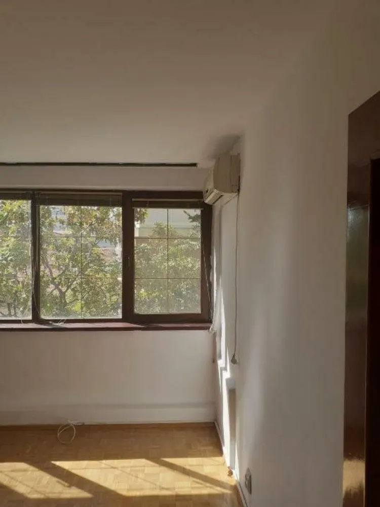 Apartament 3 camere de vanzare pe Bd. Dimitrie Cantemir - Proprietar, vand apartament de 3 camere decomandat, situat pe Bd. Dimitrie Cantemir, în apropierea intersecţiei cu Bd. Marasesti.

Blocul nu este încadrat în nici un grad de risc şi este reabilitat termic.

Imobilul este stradal, dar apartamentul are vedere din laterala, fiind ferit de zgomotul bulevardului. Camera de zi şi unul din dormitoare sunt spre vest, iar restul locuinţei spre sud. Baia si bucataria au geam mare, astfel ca se poate aerisi foarte bine. Apartamentul este la etajul 3/7.

Suprafata utila totala este de 60,42mp, excluzand suprafeţele balcoanelor.
Apartamentul are asigurare obligatorie PAD şi certificat energetic clasa A.

Apartamentul este recent renovat şi are de asemenea numeroase îmbunătăţiri cum ar fi: centrala termica proprie si hol extins care serveste ca zona de dining. 
Bucataria este dotata cu centrala termica proprie, plita inox, masina de spalat vase, frigider inox şi mobila de bucatarie executata la comanda.
Sufrageria este îmbunătăţită cu izolatie in interior şi contine aparat de aer conditionat. Holul extins este anti-fonat, şi este astfel perfect pentru dining. Usa de intrare este dublata pentru extra siguranta (marca Gardesa) si este de asemenea anti-fonica.
Cele doua dormitoare au balcoane închise cu geam termopan.

Imobilul este la aproximativ 10 şi 3 minute de staţia de metrou Unirii şi Tineretului, precum şi de parcurile Tineretului şi Carol.
În apropiere se afla Scoala Generala 79, C.N. Ion Creanga, C.N. Sincai.

Pentru detalii sau vizionari va stăm cu drag la dispoziţie la nr de telefon: .