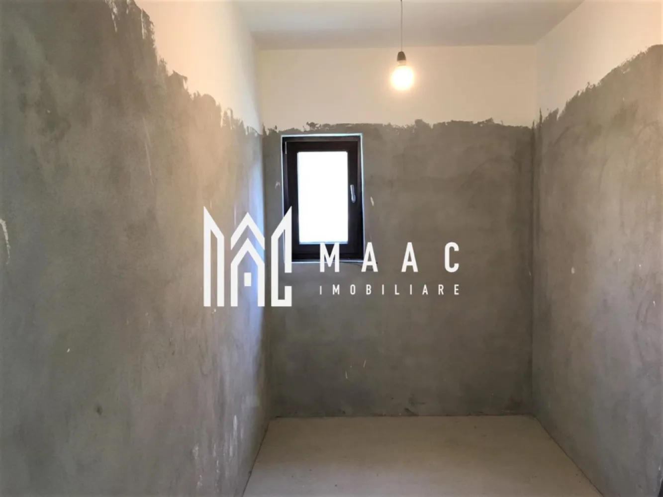 Casa cuplata | Curte proprie | 4 camere | Selimbar - MAAC Imobiliare vă propune spre vânzare casă cuplată situată în zona Șelimbăr, o proprietate modernă, finalizată în anul 2021, ideală pentru o familie care își dorește confort, spațiu generos și acces facil către oraș. Imobilul dispune de o suprafață utilă de 149 mp și este amplasat pe un teren de 265 mp, oferind o curte amenajată și multiple spații exterioare pentru relaxare.

Locuința este eficient compartimentată pe două niveluri, cu zone bine delimitate pentru zi și noapte, asigurând funcționalitate și intimitate.

Compartimentare:
-Parter: living spațios cu loc de luat masa – 27.34 mp, bucătărie open-space – 17.91 mp, birou – 10.36 mp, baie – 3.62 mp, vestibul + hol + casa scării – aproximativ 10 mp, 2 terase generoase de 18.58 mp și 7.19 mp
-Etaj: dormitor matrimonial – 18.55 mp cu dressing și baie proprie, dormitor 2 – 18.15 mp, dormitor 3 – 13.41 mp, baie comună – 7.46 mp, dressing separat – 4.72 mp, baie suplimentară – 5.29 mp, hol – 6.86 mp, terasă suplimentară – 7.86 mp

Casa beneficiază de izolație exterioară cu polistiren de 10 cm, contribuind la eficiență energetică sporită. Geamurile termopan Qfort cu 3 foi de sticlă asigură confort termic și fonic ridicat. Curtea este amenajată și pavată cu pișcoturi, oferind un spațiu exterior practic și ușor de întreținut.

Imobilul se predă la gri, cu instalațiile trase, centrală termică și calorifere montate, oferind posibilitatea personalizării finisajelor interioare conform preferințelor viitorului proprietar.

Pentru mai multe detalii, precizați telefonic că ați văzut anunțul CP2569413.