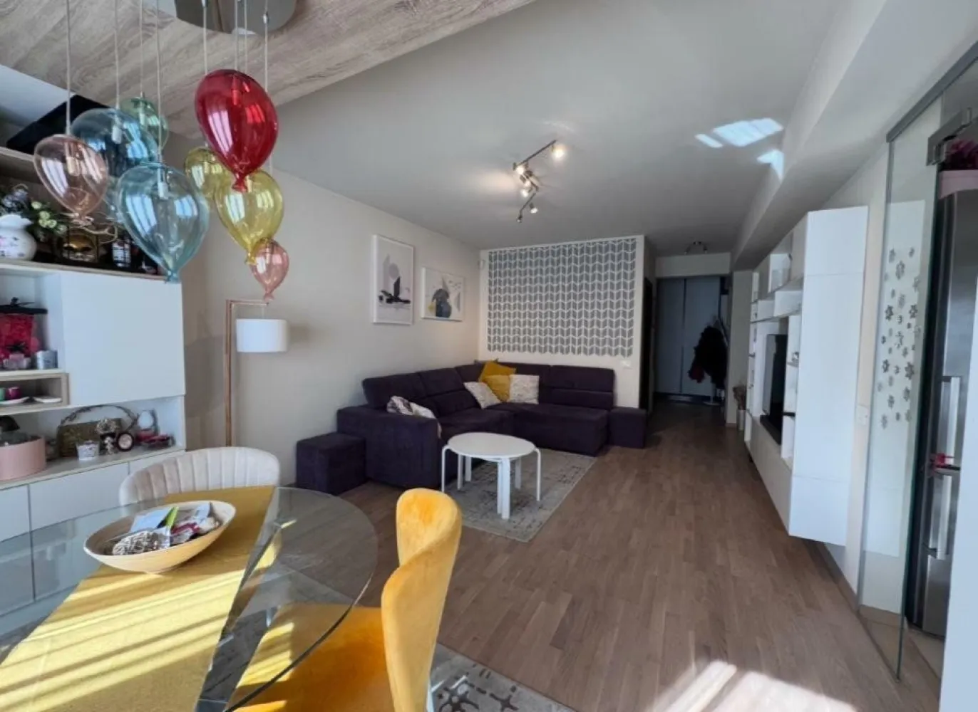 APARTAMENT LA CHEIE 3 CAMERE 2 BAI CURTE PROPRIE PARCARE SUBTERANA SI LIFT - De vanzare apartament cu 3 camere si curte proprie â€“direct proprietar -avand o suprafata utila de 143mp, situat in sectorul 1 Bucuresti, intr-o zona linistita, cu vegetatie maxima, in cartierul Bucurestii Noi . Apartamentul se vinde cu loc de parcare subteran cu o suprafata utila de 17mp. Intrarea in subteran se face prin rampa, care pe timpul iernii este incalzita.

Descriere imobil: Apartament cu 3 camere si doua bai decomandat cu o suprafata utila de 77 mp, iar curtea exterioara de 66 mp, situat la parter, intr-un bloc finalizat in 2017, format din 2 nivele,mansarda si parcare subterana. Apartamentul este format dintr-un living, 2 dormitoare dintre care unul matrimonial cu baie proprie cu dus , mobilate si utilate, o bucatarie mobilata si utilata (separata si inchisa si cu iesire pe terasa), un grup sanitar de serviciu. Imobilul are centrala propie pe GAZ, cu calorifere, instalatia electrica pe cupru, instalatia sanitara de inalta calitate, gresie, faianta, parchet din lemn triplustratificat (toate achizitionate de la Delta Studio marca Porcelanosa) dispune de geamuri termopane tripan Salamander care au si plasa tip pliseu. Un lucru foarte important, toate geamurile au rulorui exterioare. Delimitarea dintre living si bucatarie de face printr-un pere din geam cu sistem de deschidere-inchidere marca Dorma .Imobilul se vinde mobilat si utilat complet, mobila fiind toata facuta pe comanda, utilat cu televizoare marca Sony, masina de spalata vase marca Bosch, masina de spalat rufe marca Bosch, plita electrica Bosch , hota Bosch, cuptor electric si cuptor cu microunde Bosch, frigider Bosch, dispune si de aer conditionat marca Daikin,expressor Nespresso- toate intra in pretul de achizitie. Sanitarele bailor sunt marca Dalet , iar bateriile chiuvetelor,cat si bateria dusului sunt marca Kludi.Rigola dusului este marca Geberit. Bucataria are in dotare chiuveta si baterie marca Franke .Contorizarea gazului , curentului electric si a apei este individual . Imobilul mai dispune si de un loc de parcare subteran cu o suprafata de 17mp (de pot pune optional si dulapuri de depozitare). Blocul are termoizolatie exterioara, camere supraveghere din toate unghiurile, cat si subteran. Cladirea figureaza si cu lift .Toate electrocasnicele au clasa A+++ . Apartamentul a fost achizitionat la gri , iar finisajele au fost alese impreuna cu un designer de interior. 
Este prevazut cu sistem de alarma marca Paradox. Usile au fost achizitionate de la Porta Doors.

Apartamentul se afla la o distanta de 5 minute de metroul Bazilescu (de mers pe jos), acces facil la toate supermarket-urile (Lidl, Kaufland, Mega-Image ,Carrefour, inclusiv piata)

In apropiere se regasesc: Băneasa Shopping City, Aeroportul Baneasa, Colosseun Mall, Piata Presei Libere
