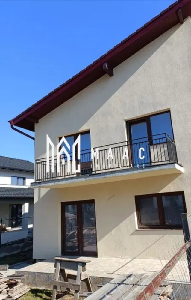 Casa cuplata | Curte proprie | 4 camere | Selimbar - MAAC Imobiliare vă propune spre vânzare casă cuplată situată în zona Șelimbăr, o proprietate modernă, finalizată în anul 2021, ideală pentru o familie care își dorește confort, spațiu generos și acces facil către oraș. Imobilul dispune de o suprafață utilă de 149 mp și este amplasat pe un teren de 265 mp, oferind o curte amenajată și multiple spații exterioare pentru relaxare.

Locuința este eficient compartimentată pe două niveluri, cu zone bine delimitate pentru zi și noapte, asigurând funcționalitate și intimitate.

Compartimentare:
-Parter: living spațios cu loc de luat masa – 27.34 mp, bucătărie open-space – 17.91 mp, birou – 10.36 mp, baie – 3.62 mp, vestibul + hol + casa scării – aproximativ 10 mp, 2 terase generoase de 18.58 mp și 7.19 mp
-Etaj: dormitor matrimonial – 18.55 mp cu dressing și baie proprie, dormitor 2 – 18.15 mp, dormitor 3 – 13.41 mp, baie comună – 7.46 mp, dressing separat – 4.72 mp, baie suplimentară – 5.29 mp, hol – 6.86 mp, terasă suplimentară – 7.86 mp

Casa beneficiază de izolație exterioară cu polistiren de 10 cm, contribuind la eficiență energetică sporită. Geamurile termopan Qfort cu 3 foi de sticlă asigură confort termic și fonic ridicat. Curtea este amenajată și pavată cu pișcoturi, oferind un spațiu exterior practic și ușor de întreținut.

Imobilul se predă la gri, cu instalațiile trase, centrală termică și calorifere montate, oferind posibilitatea personalizării finisajelor interioare conform preferințelor viitorului proprietar.

Pentru mai multe detalii, precizați telefonic că ați văzut anunțul CP2569413.
