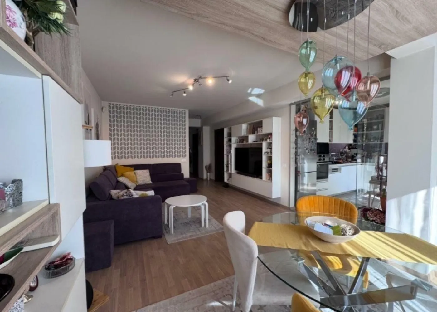 APARTAMENT LA CHEIE 3 CAMERE 2 BAI CURTE PROPRIE PARCARE SUBTERANA SI LIFT - De vanzare apartament cu 3 camere si curte proprie â€“direct proprietar -avand o suprafata utila de 143mp, situat in sectorul 1 Bucuresti, intr-o zona linistita, cu vegetatie maxima, in cartierul Bucurestii Noi . Apartamentul se vinde cu loc de parcare subteran cu o suprafata utila de 17mp. Intrarea in subteran se face prin rampa, care pe timpul iernii este incalzita.

Descriere imobil: Apartament cu 3 camere si doua bai decomandat cu o suprafata utila de 77 mp, iar curtea exterioara de 66 mp, situat la parter, intr-un bloc finalizat in 2017, format din 2 nivele,mansarda si parcare subterana. Apartamentul este format dintr-un living, 2 dormitoare dintre care unul matrimonial cu baie proprie cu dus , mobilate si utilate, o bucatarie mobilata si utilata (separata si inchisa si cu iesire pe terasa), un grup sanitar de serviciu. Imobilul are centrala propie pe GAZ, cu calorifere, instalatia electrica pe cupru, instalatia sanitara de inalta calitate, gresie, faianta, parchet din lemn triplustratificat (toate achizitionate de la Delta Studio marca Porcelanosa) dispune de geamuri termopane tripan Salamander care au si plasa tip pliseu. Un lucru foarte important, toate geamurile au rulorui exterioare. Delimitarea dintre living si bucatarie de face printr-un pere din geam cu sistem de deschidere-inchidere marca Dorma .Imobilul se vinde mobilat si utilat complet, mobila fiind toata facuta pe comanda, utilat cu televizoare marca Sony, masina de spalata vase marca Bosch, masina de spalat rufe marca Bosch, plita electrica Bosch , hota Bosch, cuptor electric si cuptor cu microunde Bosch, frigider Bosch, dispune si de aer conditionat marca Daikin,expressor Nespresso- toate intra in pretul de achizitie. Sanitarele bailor sunt marca Dalet , iar bateriile chiuvetelor,cat si bateria dusului sunt marca Kludi.Rigola dusului este marca Geberit. Bucataria are in dotare chiuveta si baterie marca Franke .Contorizarea gazului , curentului electric si a apei este individual . Imobilul mai dispune si de un loc de parcare subteran cu o suprafata de 17mp (de pot pune optional si dulapuri de depozitare). Blocul are termoizolatie exterioara, camere supraveghere din toate unghiurile, cat si subteran. Cladirea figureaza si cu lift .Toate electrocasnicele au clasa A+++ . Apartamentul a fost achizitionat la gri , iar finisajele au fost alese impreuna cu un designer de interior. 
Este prevazut cu sistem de alarma marca Paradox. Usile au fost achizitionate de la Porta Doors.

Apartamentul se afla la o distanta de 5 minute de metroul Bazilescu (de mers pe jos), acces facil la toate supermarket-urile (Lidl, Kaufland, Mega-Image ,Carrefour, inclusiv piata)

In apropiere se regasesc: Băneasa Shopping City, Aeroportul Baneasa, Colosseun Mall, Piata Presei Libere