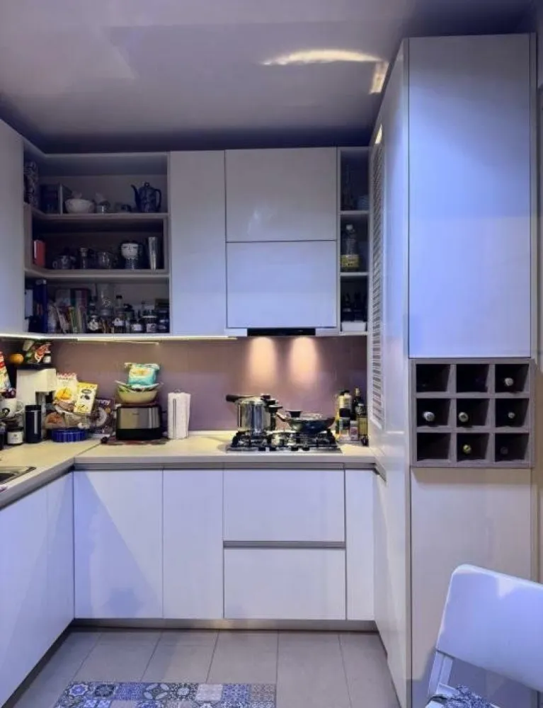 APARTAMENT LA CHEIE 3 CAMERE 2 BAI CURTE PROPRIE PARCARE SUBTERANA SI LIFT - De vanzare apartament cu 3 camere si curte proprie â€“direct proprietar -avand o suprafata utila de 143mp, situat in sectorul 1 Bucuresti, intr-o zona linistita, cu vegetatie maxima, in cartierul Bucurestii Noi . Apartamentul se vinde cu loc de parcare subteran cu o suprafata utila de 17mp. Intrarea in subteran se face prin rampa, care pe timpul iernii este incalzita.

Descriere imobil: Apartament cu 3 camere si doua bai decomandat cu o suprafata utila de 77 mp, iar curtea exterioara de 66 mp, situat la parter, intr-un bloc finalizat in 2017, format din 2 nivele,mansarda si parcare subterana. Apartamentul este format dintr-un living, 2 dormitoare dintre care unul matrimonial cu baie proprie cu dus , mobilate si utilate, o bucatarie mobilata si utilata (separata si inchisa si cu iesire pe terasa), un grup sanitar de serviciu. Imobilul are centrala propie pe GAZ, cu calorifere, instalatia electrica pe cupru, instalatia sanitara de inalta calitate, gresie, faianta, parchet din lemn triplustratificat (toate achizitionate de la Delta Studio marca Porcelanosa) dispune de geamuri termopane tripan Salamander care au si plasa tip pliseu. Un lucru foarte important, toate geamurile au rulorui exterioare. Delimitarea dintre living si bucatarie de face printr-un pere din geam cu sistem de deschidere-inchidere marca Dorma .Imobilul se vinde mobilat si utilat complet, mobila fiind toata facuta pe comanda, utilat cu televizoare marca Sony, masina de spalata vase marca Bosch, masina de spalat rufe marca Bosch, plita electrica Bosch , hota Bosch, cuptor electric si cuptor cu microunde Bosch, frigider Bosch, dispune si de aer conditionat marca Daikin,expressor Nespresso- toate intra in pretul de achizitie. Sanitarele bailor sunt marca Dalet , iar bateriile chiuvetelor,cat si bateria dusului sunt marca Kludi.Rigola dusului este marca Geberit. Bucataria are in dotare chiuveta si baterie marca Franke .Contorizarea gazului , curentului electric si a apei este individual . Imobilul mai dispune si de un loc de parcare subteran cu o suprafata de 17mp (de pot pune optional si dulapuri de depozitare). Blocul are termoizolatie exterioara, camere supraveghere din toate unghiurile, cat si subteran. Cladirea figureaza si cu lift .Toate electrocasnicele au clasa A+++ . Apartamentul a fost achizitionat la gri , iar finisajele au fost alese impreuna cu un designer de interior. 
Este prevazut cu sistem de alarma marca Paradox. Usile au fost achizitionate de la Porta Doors.

Apartamentul se afla la o distanta de 5 minute de metroul Bazilescu (de mers pe jos), acces facil la toate supermarket-urile (Lidl, Kaufland, Mega-Image ,Carrefour, inclusiv piata)

In apropiere se regasesc: Băneasa Shopping City, Aeroportul Baneasa, Colosseun Mall, Piata Presei Libere