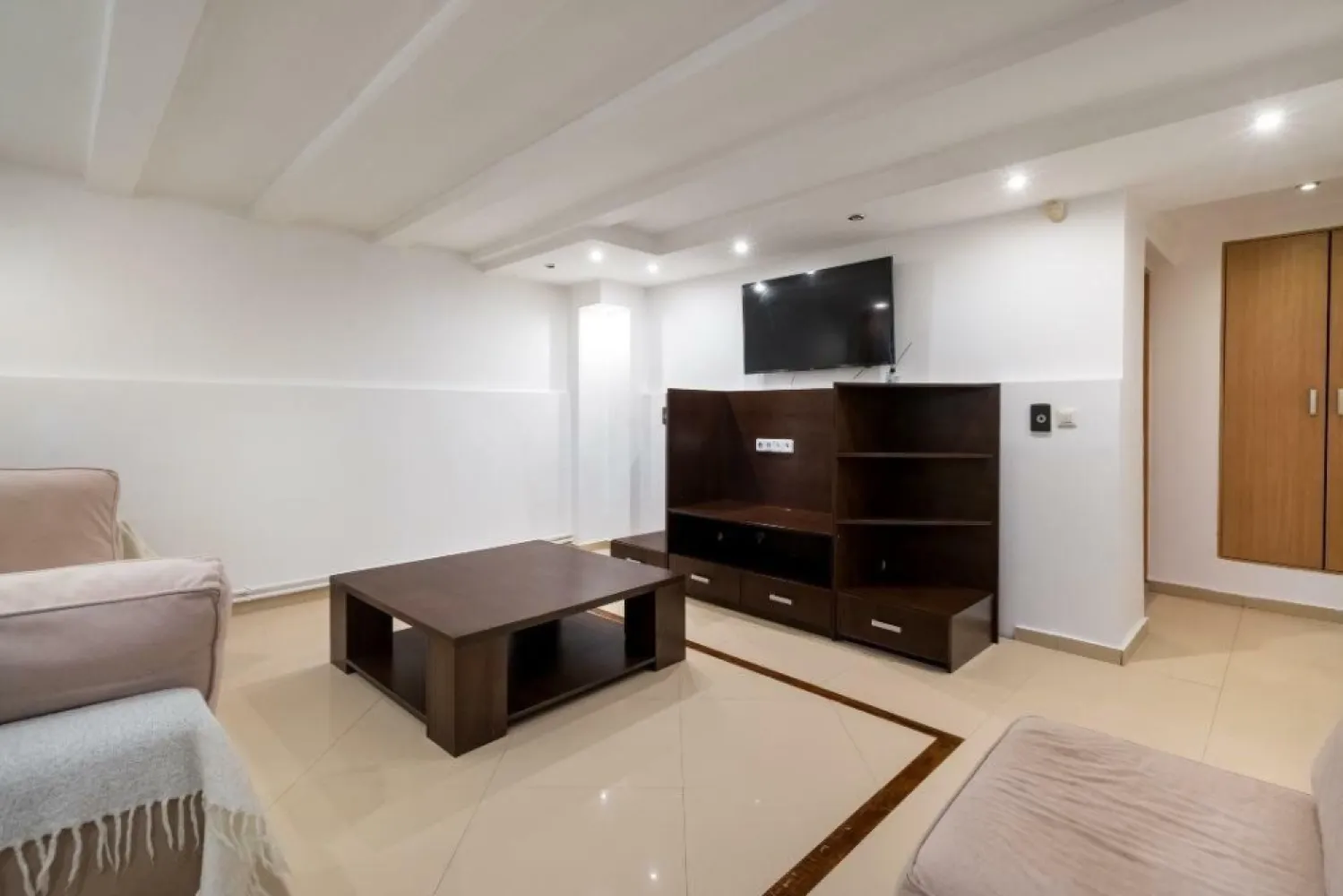 Apartament 3 Camere - zona Domenii - direct propietar - Oferim spre vânzare un apartament primitor, situat la demisol, într-una dintre cele mai căutate şi liniştite zone rezidenţiale din Bucureşti - Domenii. 

Proprietatea se bucură de o atmosferă plăcută, având vecini de calitate, responsabili şi o comunitate linistita.

Apartamentul are o suprafaţă de 75 mÂ˛, dispune de 3 camere spaţioase şi se află într-o stare generală bună, gata pentru a fi locuit sau transformat conform dorintelor.

Vânzarea se face direct de la proprietar, cu comision 0%.

Notă importantă: Nu dorim republicarea acestui anunţ pe alte site-uri. Vă mulţumim pentru înţelegere şi apreciem respectarea acestei cerinţe.
