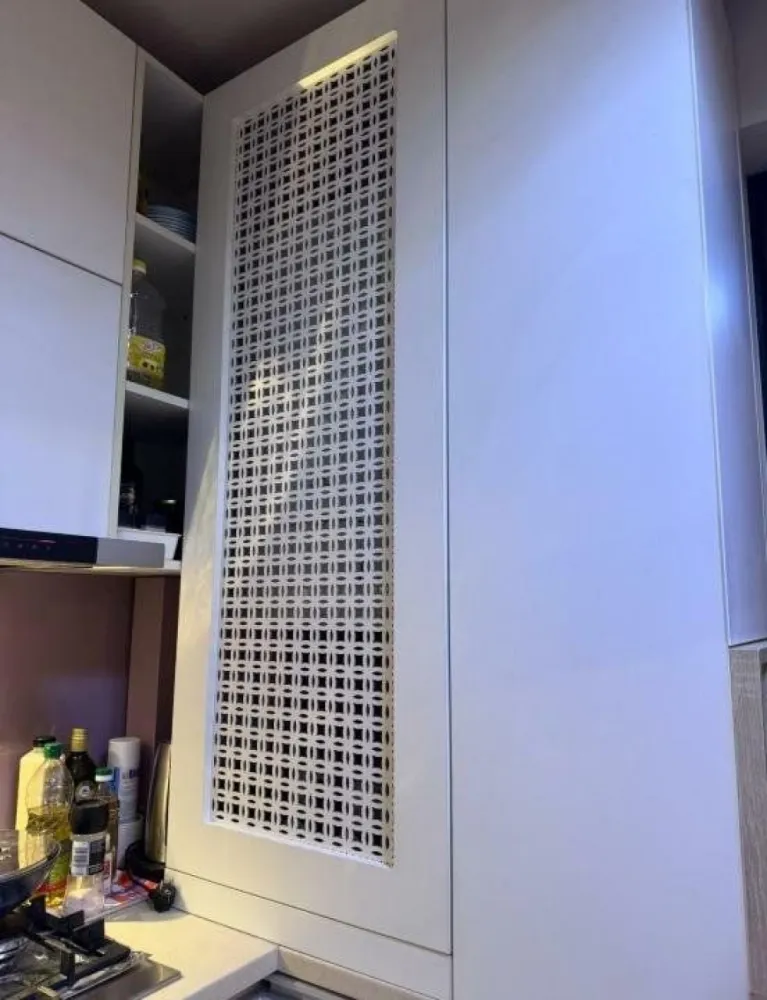 APARTAMENT LA CHEIE 3 CAMERE 2 BAI CURTE PROPRIE PARCARE SUBTERANA SI LIFT - De vanzare apartament cu 3 camere si curte proprie â€“direct proprietar -avand o suprafata utila de 143mp, situat in sectorul 1 Bucuresti, intr-o zona linistita, cu vegetatie maxima, in cartierul Bucurestii Noi . Apartamentul se vinde cu loc de parcare subteran cu o suprafata utila de 17mp. Intrarea in subteran se face prin rampa, care pe timpul iernii este incalzita.

Descriere imobil: Apartament cu 3 camere si doua bai decomandat cu o suprafata utila de 77 mp, iar curtea exterioara de 66 mp, situat la parter, intr-un bloc finalizat in 2017, format din 2 nivele,mansarda si parcare subterana. Apartamentul este format dintr-un living, 2 dormitoare dintre care unul matrimonial cu baie proprie cu dus , mobilate si utilate, o bucatarie mobilata si utilata (separata si inchisa si cu iesire pe terasa), un grup sanitar de serviciu. Imobilul are centrala propie pe GAZ, cu calorifere, instalatia electrica pe cupru, instalatia sanitara de inalta calitate, gresie, faianta, parchet din lemn triplustratificat (toate achizitionate de la Delta Studio marca Porcelanosa) dispune de geamuri termopane tripan Salamander care au si plasa tip pliseu. Un lucru foarte important, toate geamurile au rulorui exterioare. Delimitarea dintre living si bucatarie de face printr-un pere din geam cu sistem de deschidere-inchidere marca Dorma .Imobilul se vinde mobilat si utilat complet, mobila fiind toata facuta pe comanda, utilat cu televizoare marca Sony, masina de spalata vase marca Bosch, masina de spalat rufe marca Bosch, plita electrica Bosch , hota Bosch, cuptor electric si cuptor cu microunde Bosch, frigider Bosch, dispune si de aer conditionat marca Daikin,expressor Nespresso- toate intra in pretul de achizitie. Sanitarele bailor sunt marca Dalet , iar bateriile chiuvetelor,cat si bateria dusului sunt marca Kludi.Rigola dusului este marca Geberit. Bucataria are in dotare chiuveta si baterie marca Franke .Contorizarea gazului , curentului electric si a apei este individual . Imobilul mai dispune si de un loc de parcare subteran cu o suprafata de 17mp (de pot pune optional si dulapuri de depozitare). Blocul are termoizolatie exterioara, camere supraveghere din toate unghiurile, cat si subteran. Cladirea figureaza si cu lift .Toate electrocasnicele au clasa A+++ . Apartamentul a fost achizitionat la gri , iar finisajele au fost alese impreuna cu un designer de interior. 
Este prevazut cu sistem de alarma marca Paradox. Usile au fost achizitionate de la Porta Doors.

Apartamentul se afla la o distanta de 5 minute de metroul Bazilescu (de mers pe jos), acces facil la toate supermarket-urile (Lidl, Kaufland, Mega-Image ,Carrefour, inclusiv piata)

In apropiere se regasesc: Băneasa Shopping City, Aeroportul Baneasa, Colosseun Mall, Piata Presei Libere