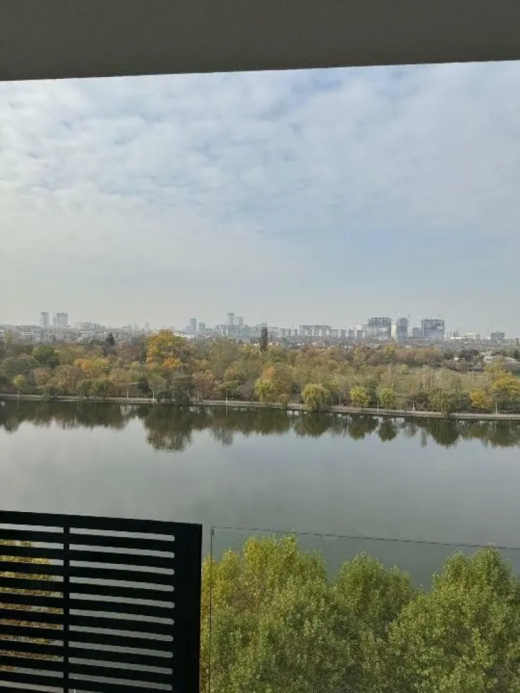 Pers fizică - Apartament de vis cu 3 camere şi vedere superba spre lac! - Descoperă un loc pe care sa-l numeşti acasă!
Oferim spre vanzare apartament luminos şi spaţios, cu 3 camere, situat într-o zonă liniştită, cu vedere deosebită către lac.
-Vedere panoramică: ferestrele de la living şi dormitoare oferă o privelişte impresionantă asupra lacului şi oraşului, perfectă pentru relaxare în orice moment al zilei.
-Spatiu generos: apartamentul dispune de o suprafaţă utilă totală de 103,35 mp, repartizat astfel: 81,91 mp living, bai şi dormitoare şi 21,44 mp dispuşi în 2 balcoane superbe, individuale ce înconjoară livingul.
-Bloc nou, dat în folosinţă în luna Noiembrie 2024.
-Parcare subterană cu 2 niveluri (sunt rezervate, nefiind incluse în preţ, 2 locuri de parcare alipite la -1 în suprafaţă totală de 32,73 mp la intrarea în bloc, lângă lifturi).
-Curtea interioară oferă o grădină botanică fiind investiţi peste 50.000 â‚Ź în copaci, flori şi plante cu sistem propriu de irigaţie.
-Blocul este amplasat la: 1 minut de mers pe jos de McDonaldâ€™s, Mega Image, Lidl, mijloace de transport in comun, la 5 metri de intrarea in parcul de pe malul lacului, 170 m şcoala, sub 1 km de autostrada Bucureşti-Ploieşti, 500 m de Şoseaua Fundeni, sub 1 km de Petricani şi Fabrica de Glucoză. 
-Apartamentul se vinde nemobilat astfel încât viitorul proprietar să-l poată amenaja după propriile preferinţe. 
-Propretatea se află la etajul 8/10.
-Locuinţă dispune de încălzire în pardoseală cu termostat wireless, tâmplărie Salamander, aer condiţionat, 2 băi (una cu cada, una cu rigola), izolaţie cu vată de sticlă, încălzire centralizată.
Daca eşti în căutarea unui apartament modern, cu un peisaj unic, aproape de facilităţi esenţiale (şcoli, supermarketuri, mijloace de transport, autostrada, şosea de centură) acest apartament este alegerea perfectă.
Pentru mai multe detalii şi programarea unei vizionări nu ezita să ne contactezi la nr. de telefon: .