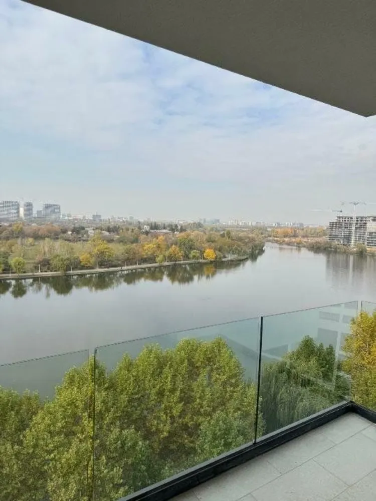 Pers fizică - Apartament de vis cu 3 camere şi vedere superba spre lac! - Descoperă un loc pe care sa-l numeşti acasă!
Oferim spre vanzare apartament luminos şi spaţios, cu 3 camere, situat într-o zonă liniştită, cu vedere deosebită către lac.
-Vedere panoramică: ferestrele de la living şi dormitoare oferă o privelişte impresionantă asupra lacului şi oraşului, perfectă pentru relaxare în orice moment al zilei.
-Spatiu generos: apartamentul dispune de o suprafaţă utilă totală de 103,35 mp, repartizat astfel: 81,91 mp living, bai şi dormitoare şi 21,44 mp dispuşi în 2 balcoane superbe, individuale ce înconjoară livingul.
-Bloc nou, dat în folosinţă în luna Noiembrie 2024.
-Parcare subterană cu 2 niveluri (sunt rezervate, nefiind incluse în preţ, 2 locuri de parcare alipite la -1 în suprafaţă totală de 32,73 mp la intrarea în bloc, lângă lifturi).
-Curtea interioară oferă o grădină botanică fiind investiţi peste 50.000 â‚Ź în copaci, flori şi plante cu sistem propriu de irigaţie.
-Blocul este amplasat la: 1 minut de mers pe jos de McDonaldâ€™s, Mega Image, Lidl, mijloace de transport in comun, la 5 metri de intrarea in parcul de pe malul lacului, 170 m şcoala, sub 1 km de autostrada Bucureşti-Ploieşti, 500 m de Şoseaua Fundeni, sub 1 km de Petricani şi Fabrica de Glucoză. 
-Apartamentul se vinde nemobilat astfel încât viitorul proprietar să-l poată amenaja după propriile preferinţe. 
-Propretatea se află la etajul 8/10.
-Locuinţă dispune de încălzire în pardoseală cu termostat wireless, tâmplărie Salamander, aer condiţionat, 2 băi (una cu cada, una cu rigola), izolaţie cu vată de sticlă, încălzire centralizată.
Daca eşti în căutarea unui apartament modern, cu un peisaj unic, aproape de facilităţi esenţiale (şcoli, supermarketuri, mijloace de transport, autostrada, şosea de centură) acest apartament este alegerea perfectă.
Pentru mai multe detalii şi programarea unei vizionări nu ezita să ne contactezi la nr. de telefon: .