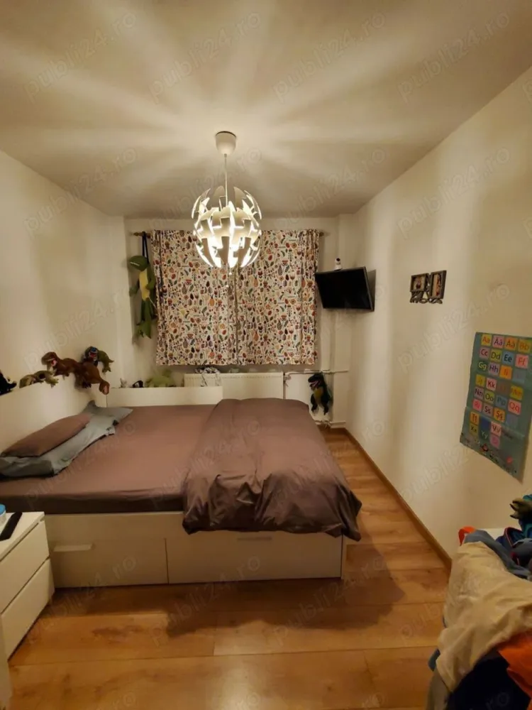 Apartament 3 camere Veteranilor-Militari - Apartament 3 camere, în zona Veteranilor cartier Militari, 1 bucatarie, 2 bai, 1 balcon, 1 debara, aer conditionat, loc de parcare Adp( exista posibilitate de a fi transferat noilor proprietari) boxa la subsol, zona Veteranilor-Timonierului, la etajul 1, decomandat, vedere pe spate, an constructie 1979 si dat în folosința in 1980, la 2 minute de școala 142 si grădinița Albinutele, la 5 minute de Piața Veteranilor, metrou si transport public Stb.
Posibilitate de montare centrala termica, conducta de gaz fiind deja instalata în bloc.
Zilele de vizionare se stabilesc la telefon.
Posibilitate eliberatre imediată.

Prețul se negociaza dupa vizionare.