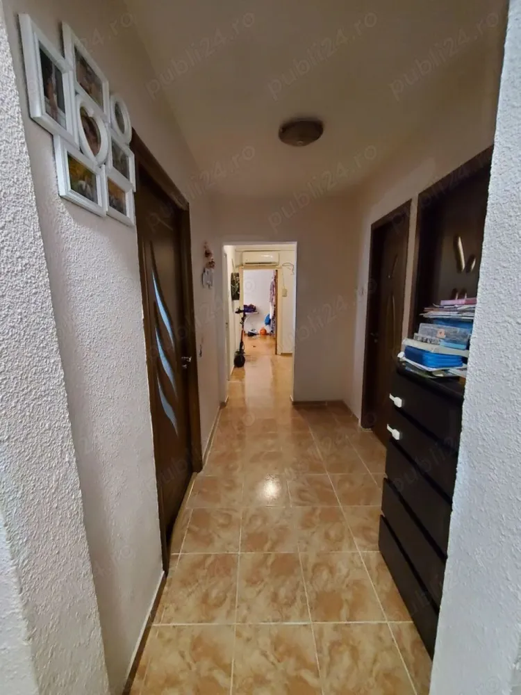 Apartament 3 camere Veteranilor-Militari - Apartament 3 camere, în zona Veteranilor cartier Militari, 1 bucatarie, 2 bai, 1 balcon, 1 debara, aer conditionat, loc de parcare Adp( exista posibilitate de a fi transferat noilor proprietari) boxa la subsol, zona Veteranilor-Timonierului, la etajul 1, decomandat, vedere pe spate, an constructie 1979 si dat în folosința in 1980, la 2 minute de școala 142 si grădinița Albinutele, la 5 minute de Piața Veteranilor, metrou si transport public Stb.
Posibilitate de montare centrala termica, conducta de gaz fiind deja instalata în bloc.
Zilele de vizionare se stabilesc la telefon.
Posibilitate eliberatre imediată.

Prețul se negociaza dupa vizionare.