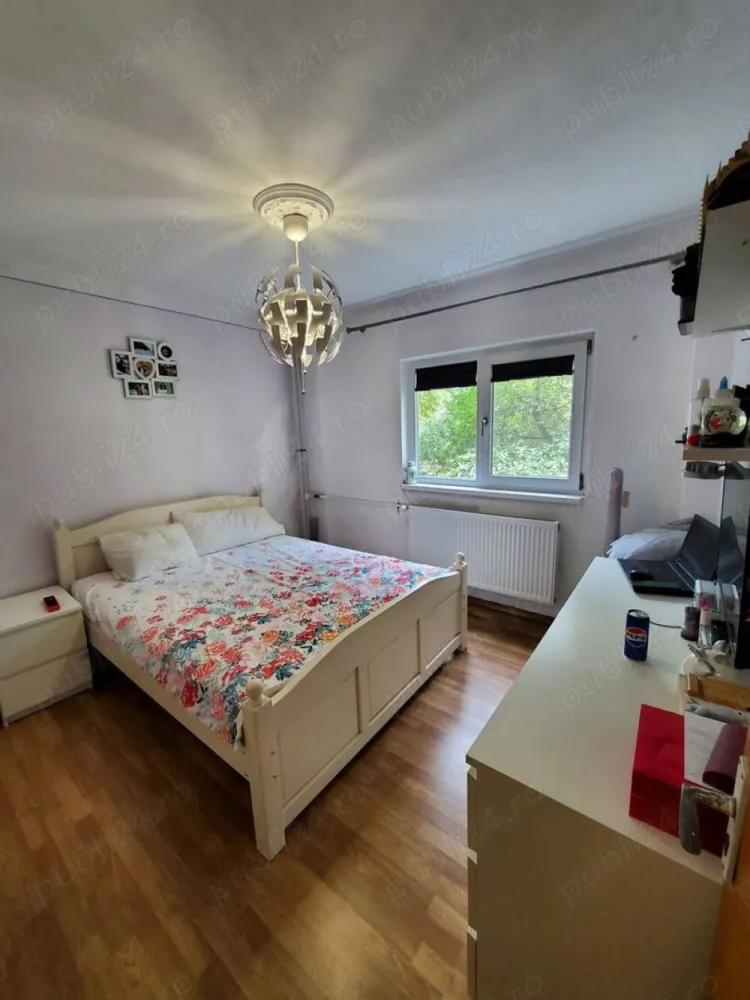 Apartament 3 camere Veteranilor-Militari - Apartament 3 camere, în zona Veteranilor cartier Militari, 1 bucatarie, 2 bai, 1 balcon, 1 debara, aer conditionat, loc de parcare Adp( exista posibilitate de a fi transferat noilor proprietari) boxa la subsol, zona Veteranilor-Timonierului, la etajul 1, decomandat, vedere pe spate, an constructie 1979 si dat în folosința in 1980, la 2 minute de școala 142 si grădinița Albinutele, la 5 minute de Piața Veteranilor, metrou si transport public Stb.
Posibilitate de montare centrala termica, conducta de gaz fiind deja instalata în bloc.
Zilele de vizionare se stabilesc la telefon.
Posibilitate eliberatre imediată.

Prețul se negociaza dupa vizionare.