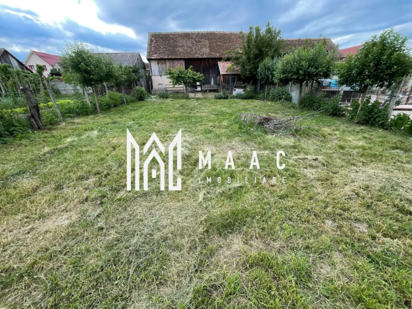 Casă individuală de vânzare I Turnișor | 166 mp utili | Teren 600 mp - MAAC Imobiliare vă propune spre vânzare o casă individuală spațioasă, situată în Municipiul Sibiu, cartierul Turnișor, pe strada Gheorghe Asachi – o zonă liniștită, ideală pentru familii.

Detalii proprietate:
Suprafață utilă: 166 mp
Suprafață construită desfășurată: 220 mp
Teren: 600 mp
Regim de înălțime: S+P+M
Predare: mobilată și utilată

Compartimentare:

Subsol:
Bucătărie
Pivniță spațioasă

Parter:
Living
2 dormitoare
2 băi
Hol cu casa scării

Mansardă:
Hol
Dormitor cu balcon

Anexă:
Bucătărie de vară
Zonă de grătar
Terasă de 15 mp

Avantaje:
Curte pavată și zonă verde
Exterior izolat și renovat recent
Grădină amenajată
Loc de parcare în curte
Zonă liniștită, ideală pentru locuit permanent

Acces facil către centrul orașului și punctele de interes

Această casă oferă spațiu generos, funcționalitate excelentă și un cadru perfect pentru o familie care își dorește confort și intimitate într-un cartier ferit de agitație.

Pentru mai multe detalii sau pentru a programa o vizionare, menționați ID-ul CP2568925.